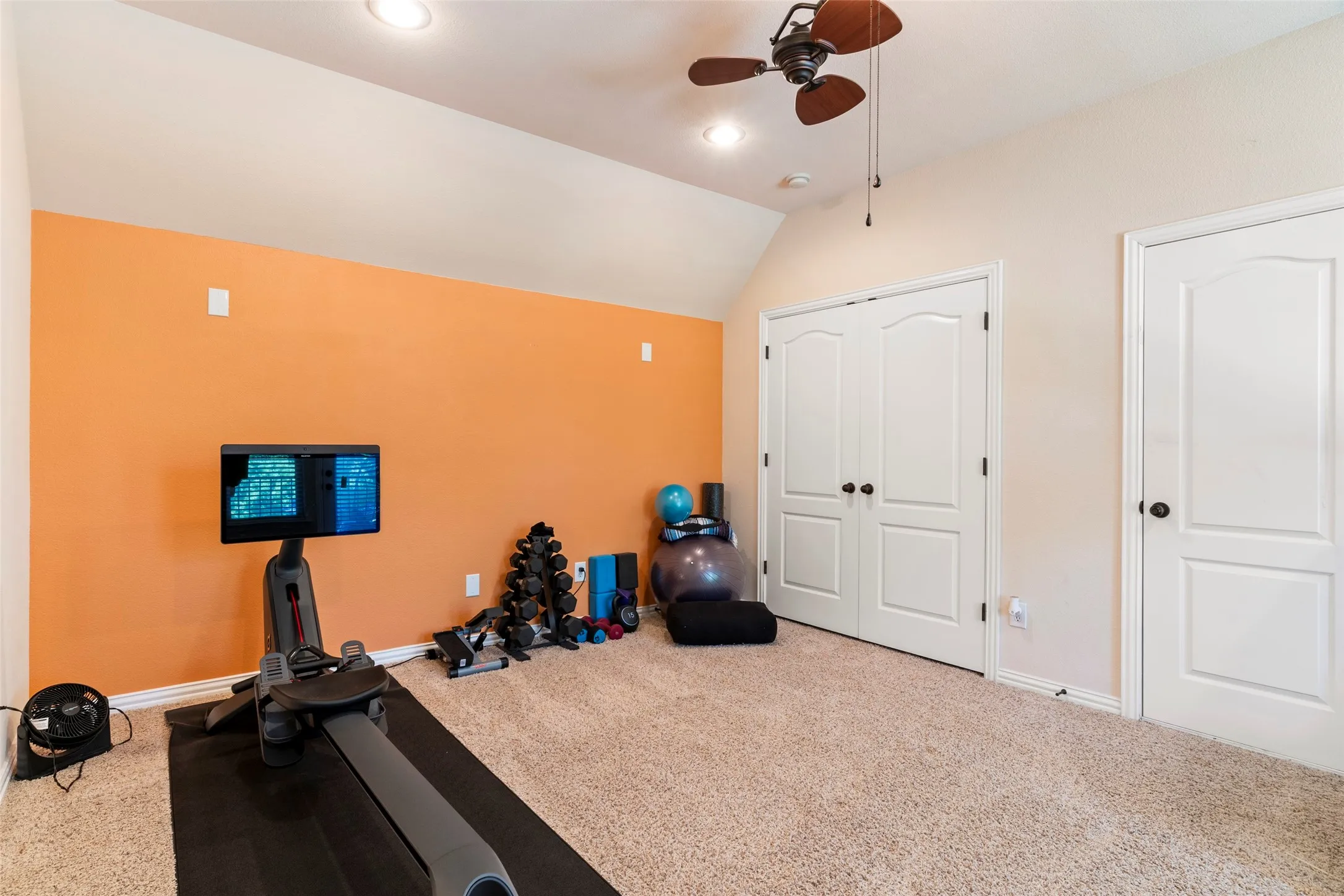 Single Family Residence For Sale in Denton County , 2476 Deer Run, Lewisville, Texas 75067, 3 Bedroom, 3 Bathroom, 2 Garage spaces, 2,268 Sqft, built in 2008, mls#21213462, Real Estate Agent in Lewisville, Homes For Sale in Denton county, Homes For Sale in Lewisville, Realtor in Lewisville Texas, Real Estate Brokerage Independent Realty Texas, Luminita Cordes Realtor