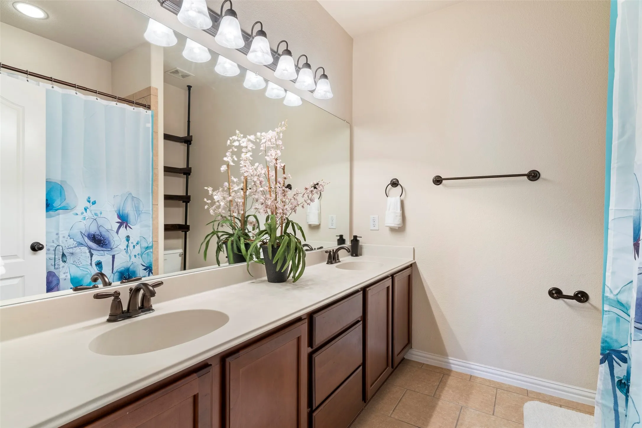 Single Family Residence For Sale in Denton County , 2476 Deer Run, Lewisville, Texas 75067, 3 Bedroom, 3 Bathroom, 2 Garage spaces, 2,268 Sqft, built in 2008, mls#21213462, Real Estate Agent in Lewisville, Homes For Sale in Denton county, Homes For Sale in Lewisville, Realtor in Lewisville Texas, Real Estate Brokerage Independent Realty Texas, Luminita Cordes Realtor