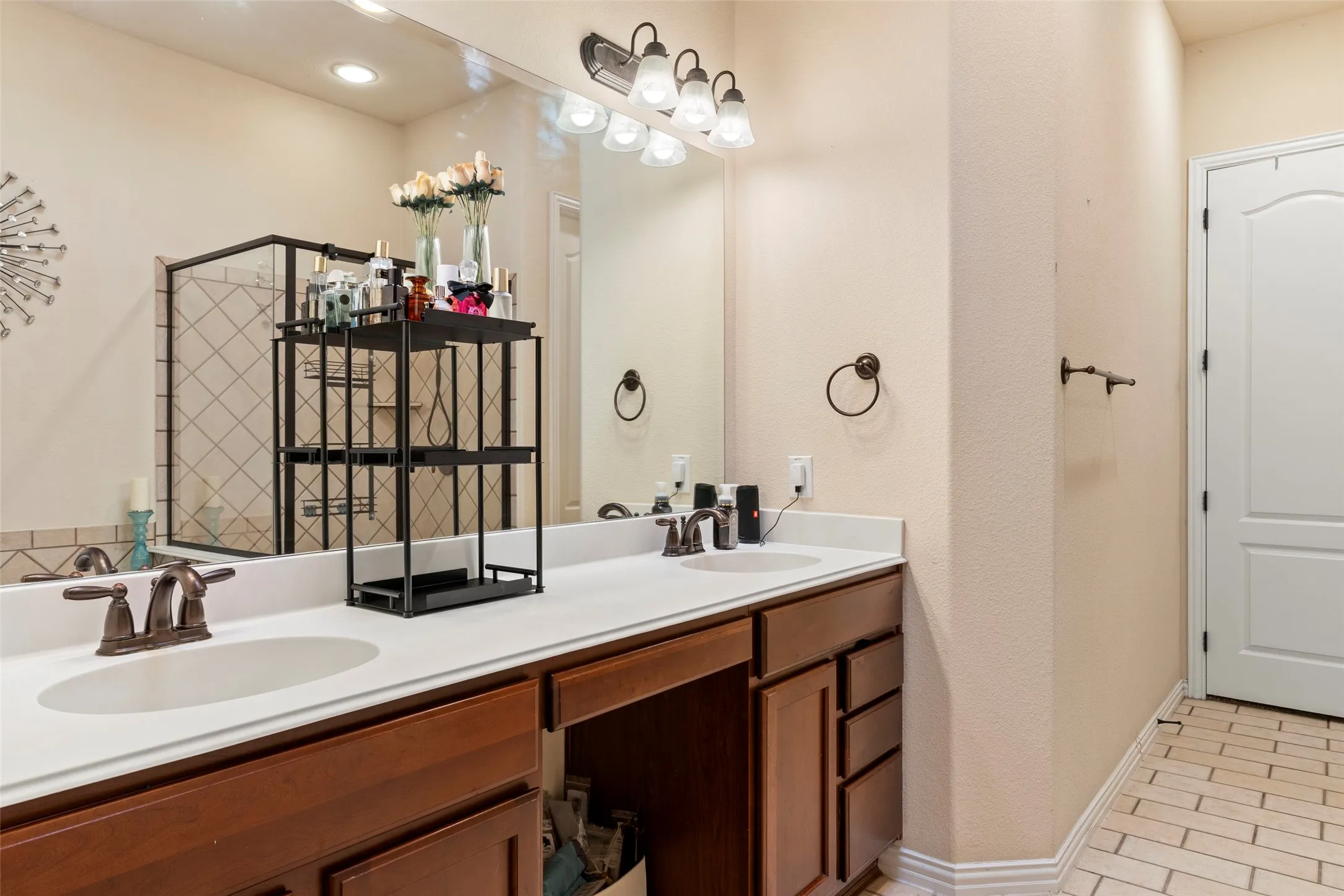 Single Family Residence For Sale in Denton County , 2476 Deer Run, Lewisville, Texas 75067, 3 Bedroom, 3 Bathroom, 2 Garage spaces, 2,268 Sqft, built in 2008, mls#21213462, Real Estate Agent in Lewisville, Homes For Sale in Denton county, Homes For Sale in Lewisville, Realtor in Lewisville Texas, Real Estate Brokerage Independent Realty Texas, Luminita Cordes Realtor