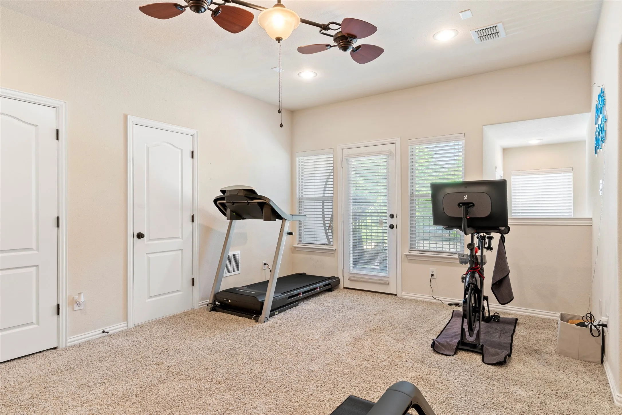 Single Family Residence For Sale in Denton County , 2476 Deer Run, Lewisville, Texas 75067, 3 Bedroom, 3 Bathroom, 2 Garage spaces, 2,268 Sqft, built in 2008, mls#21213462, Real Estate Agent in Lewisville, Homes For Sale in Denton county, Homes For Sale in Lewisville, Realtor in Lewisville Texas, Real Estate Brokerage Independent Realty Texas, Luminita Cordes Realtor