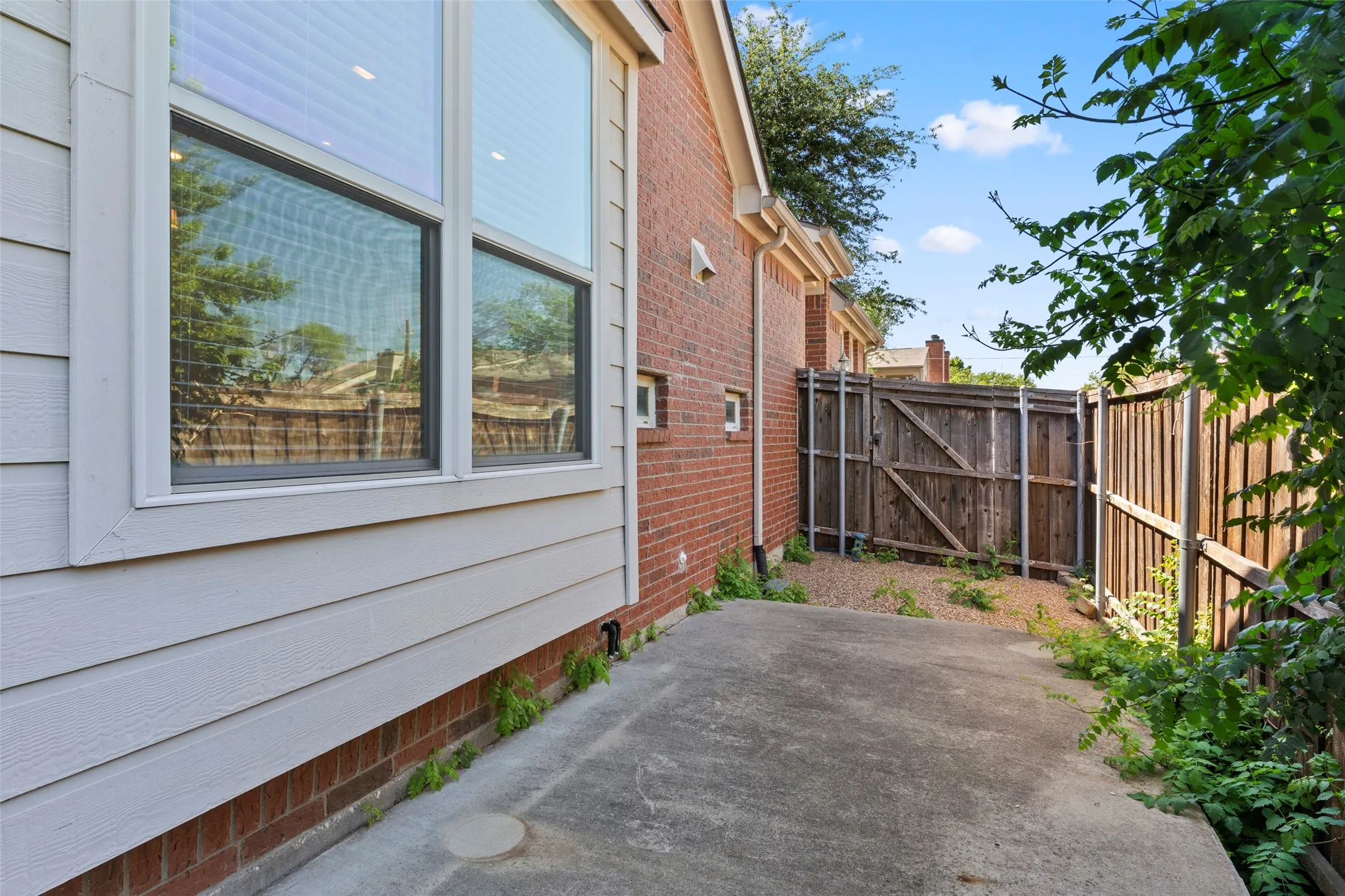 Single Family Residence For Sale in Denton County , 2476 Deer Run, Lewisville, Texas 75067, 3 Bedroom, 3 Bathroom, 2 Garage spaces, 2,268 Sqft, built in 2008, mls#21213462, Real Estate Agent in Lewisville, Homes For Sale in Denton county, Homes For Sale in Lewisville, Realtor in Lewisville Texas, Real Estate Brokerage Independent Realty Texas, Luminita Cordes Realtor