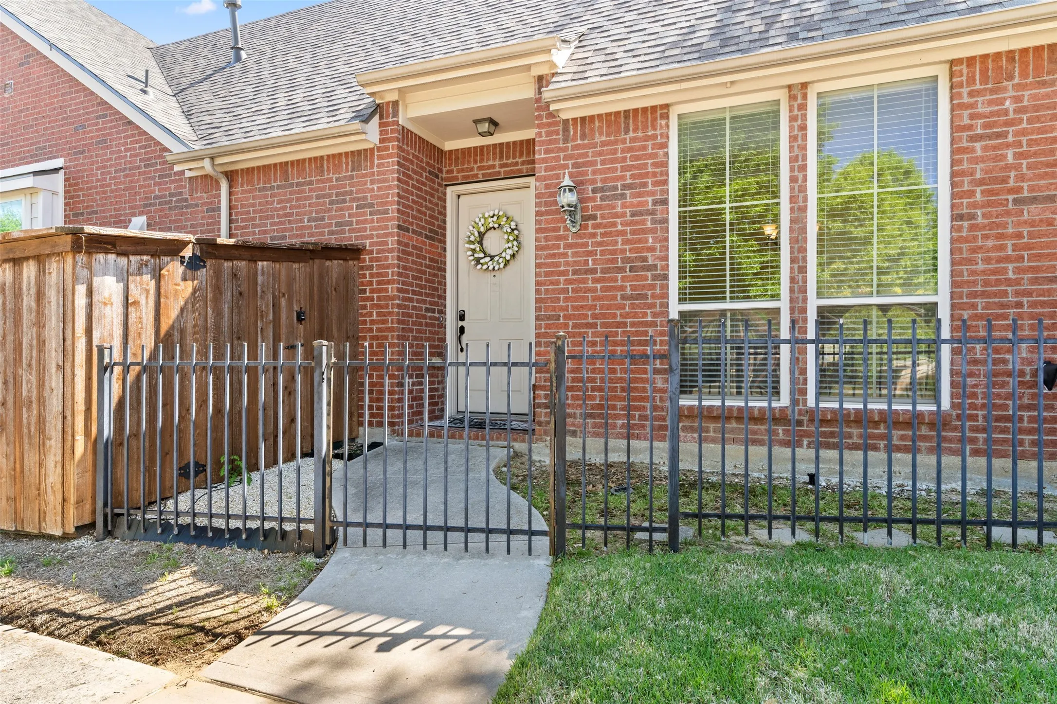 Single Family Residence For Sale in Denton County , 2476 Deer Run, Lewisville, Texas 75067, 3 Bedroom, 3 Bathroom, 2 Garage spaces, 2,268 Sqft, built in 2008, mls#21213462, Real Estate Agent in Lewisville, Homes For Sale in Denton county, Homes For Sale in Lewisville, Realtor in Lewisville Texas, Real Estate Brokerage Independent Realty Texas, Luminita Cordes Realtor