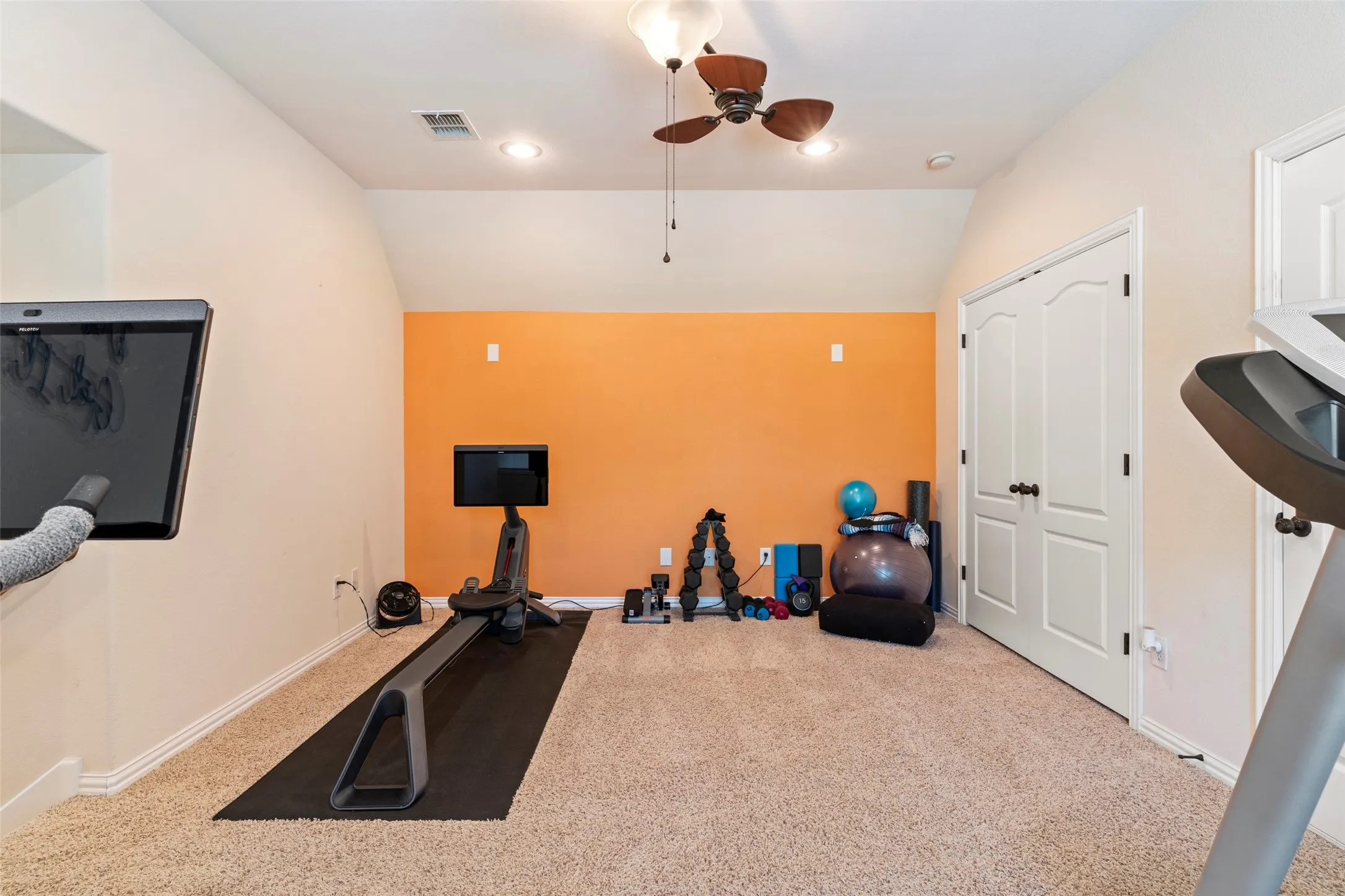 Single Family Residence For Sale in Denton County , 2476 Deer Run, Lewisville, Texas 75067, 3 Bedroom, 3 Bathroom, 2 Garage spaces, 2,268 Sqft, built in 2008, mls#21213462, Real Estate Agent in Lewisville, Homes For Sale in Denton county, Homes For Sale in Lewisville, Realtor in Lewisville Texas, Real Estate Brokerage Independent Realty Texas, Luminita Cordes Realtor