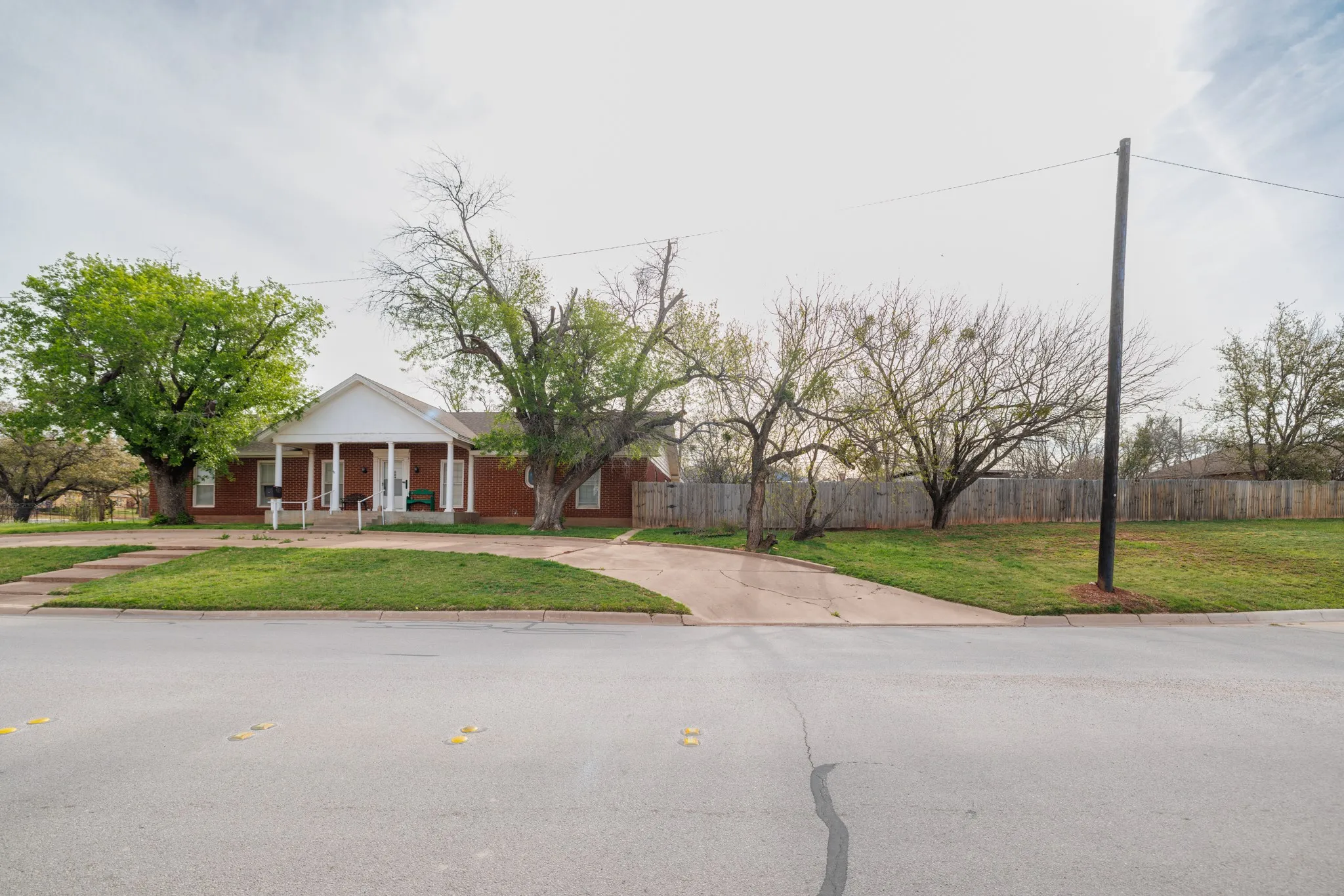 Single Family Residence For Sale in Taylor County , 933 Washington Boulevard, Abilene, Texas 79601, 4 Bedroom, 4 Bathroom, 3 Garage spaces, 3,796 Sqft, built in 1962, Preowned, mls#21206380, Real Estate Agent in Abilene, Homes For Sale in Taylor county, Homes For Sale in Abilene, Realtor in Abilene Texas, Real Estate Brokerage Independent Realty Texas, Luminita Cordes Realtor