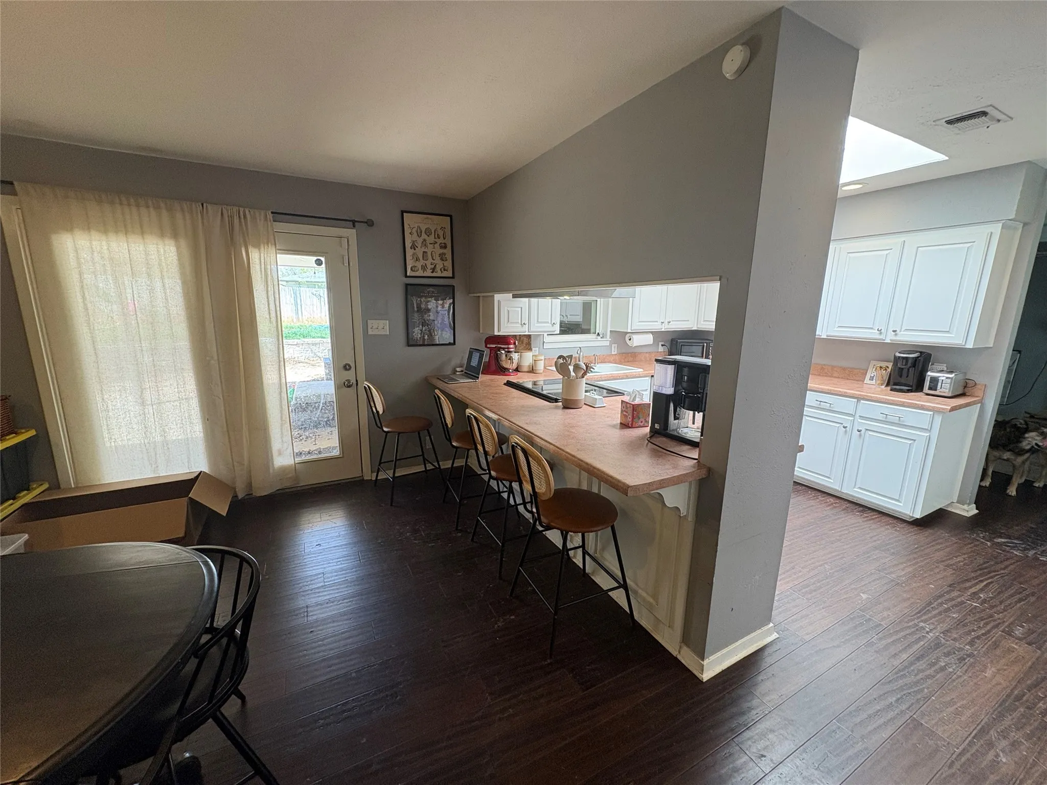 Single Family Residence For Sale in Tarrant County , 1121 Wade Drive, Bedford, Texas 76022, 3 Bedroom, 2 Bathroom, 2 Garage spaces, 1,544 Sqft, built in 1960, Preowned, mls#21213533, Real Estate Agent in Bedford, Homes For Sale in Tarrant county, Homes For Sale in Bedford, Realtor in Bedford Texas, Real Estate Brokerage Independent Realty Texas, Luminita Cordes Realtor