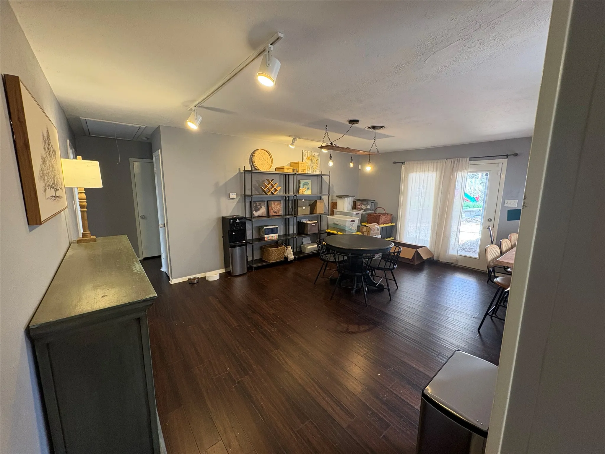 Single Family Residence For Sale in Tarrant County , 1121 Wade Drive, Bedford, Texas 76022, 3 Bedroom, 2 Bathroom, 2 Garage spaces, 1,544 Sqft, built in 1960, Preowned, mls#21213533, Real Estate Agent in Bedford, Homes For Sale in Tarrant county, Homes For Sale in Bedford, Realtor in Bedford Texas, Real Estate Brokerage Independent Realty Texas, Luminita Cordes Realtor