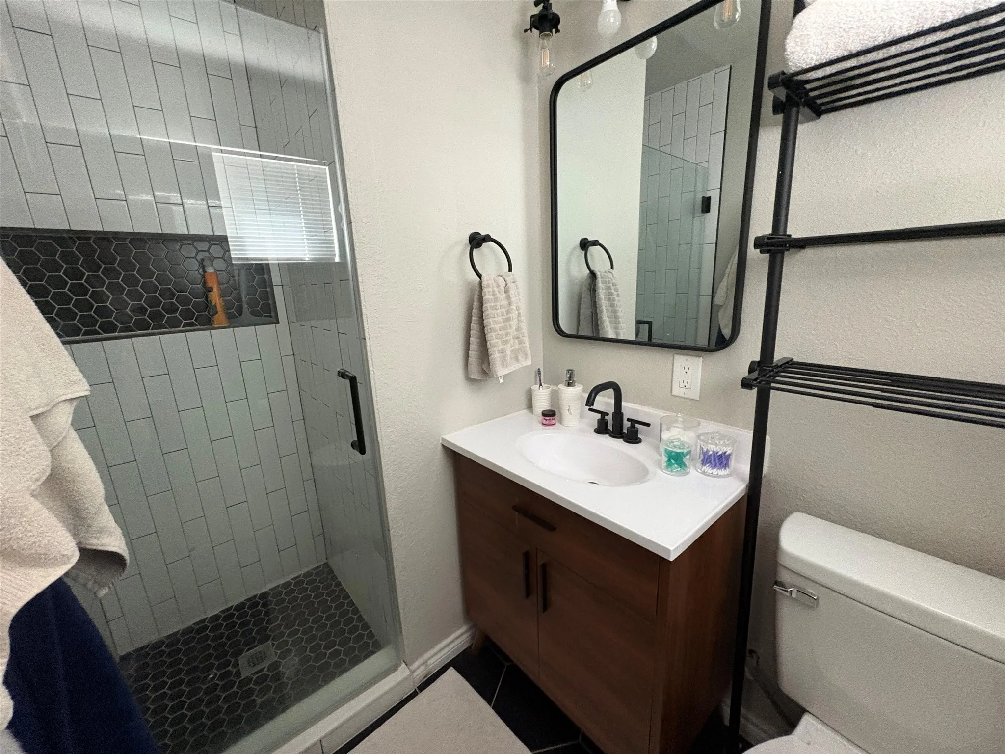 Single Family Residence For Sale in Tarrant County , 1121 Wade Drive, Bedford, Texas 76022, 3 Bedroom, 2 Bathroom, 2 Garage spaces, 1,544 Sqft, built in 1960, Preowned, mls#21213533, Real Estate Agent in Bedford, Homes For Sale in Tarrant county, Homes For Sale in Bedford, Realtor in Bedford Texas, Real Estate Brokerage Independent Realty Texas, Luminita Cordes Realtor