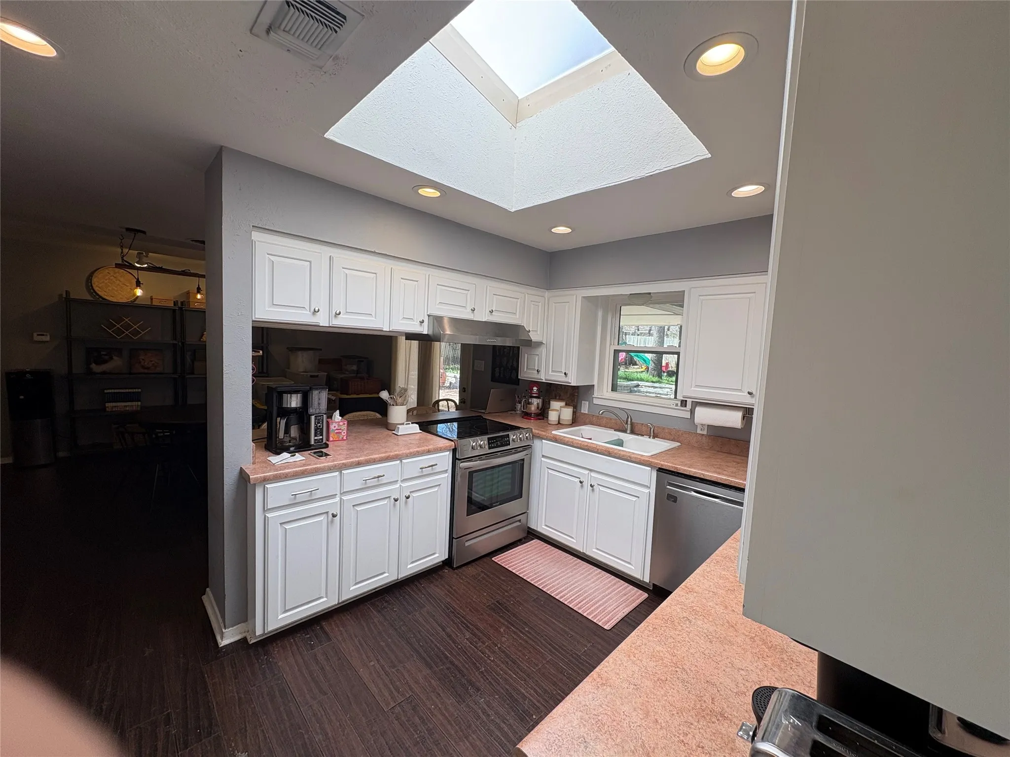 Single Family Residence For Sale in Tarrant County , 1121 Wade Drive, Bedford, Texas 76022, 3 Bedroom, 2 Bathroom, 2 Garage spaces, 1,544 Sqft, built in 1960, Preowned, mls#21213533, Real Estate Agent in Bedford, Homes For Sale in Tarrant county, Homes For Sale in Bedford, Realtor in Bedford Texas, Real Estate Brokerage Independent Realty Texas, Luminita Cordes Realtor