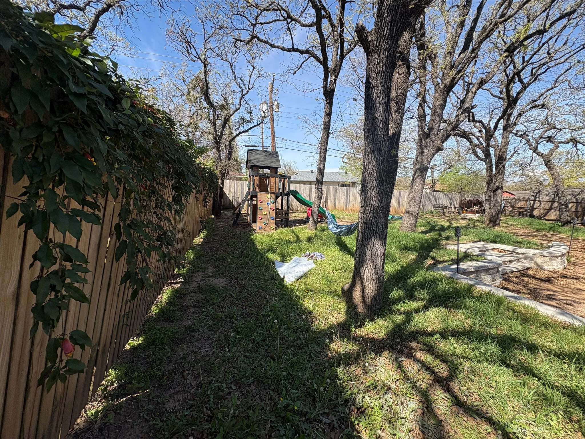 Single Family Residence For Sale in Tarrant County , 1121 Wade Drive, Bedford, Texas 76022, 3 Bedroom, 2 Bathroom, 2 Garage spaces, 1,544 Sqft, built in 1960, Preowned, mls#21213533, Real Estate Agent in Bedford, Homes For Sale in Tarrant county, Homes For Sale in Bedford, Realtor in Bedford Texas, Real Estate Brokerage Independent Realty Texas, Luminita Cordes Realtor
