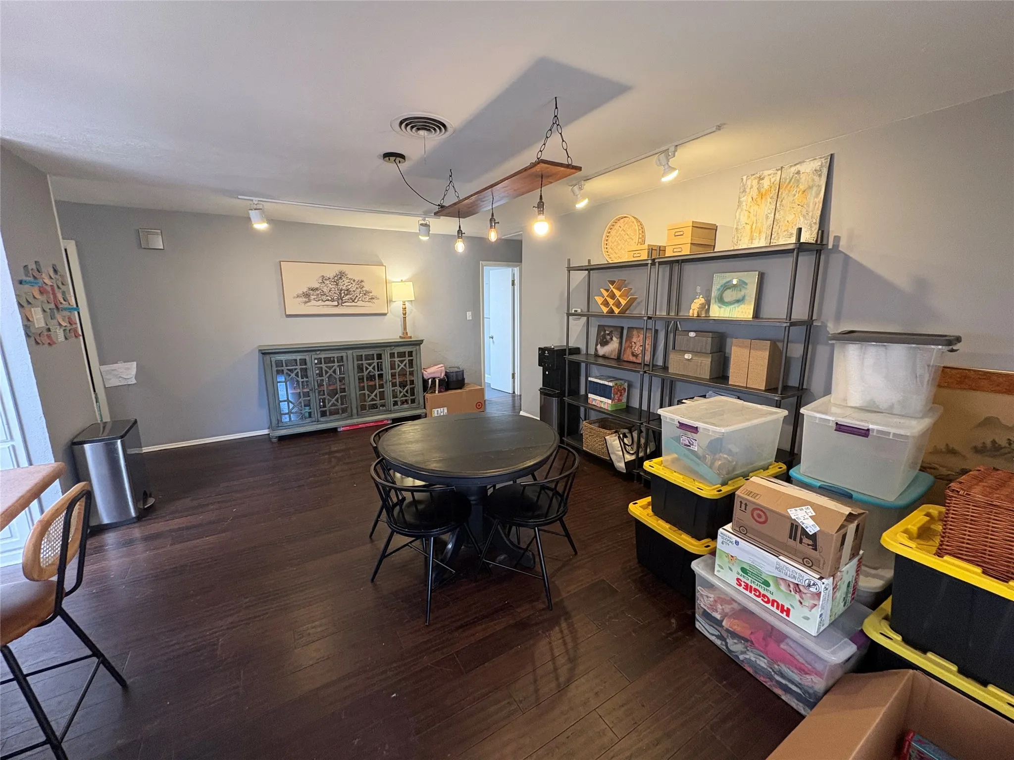 Single Family Residence For Sale in Tarrant County , 1121 Wade Drive, Bedford, Texas 76022, 3 Bedroom, 2 Bathroom, 2 Garage spaces, 1,544 Sqft, built in 1960, Preowned, mls#21213533, Real Estate Agent in Bedford, Homes For Sale in Tarrant county, Homes For Sale in Bedford, Realtor in Bedford Texas, Real Estate Brokerage Independent Realty Texas, Luminita Cordes Realtor