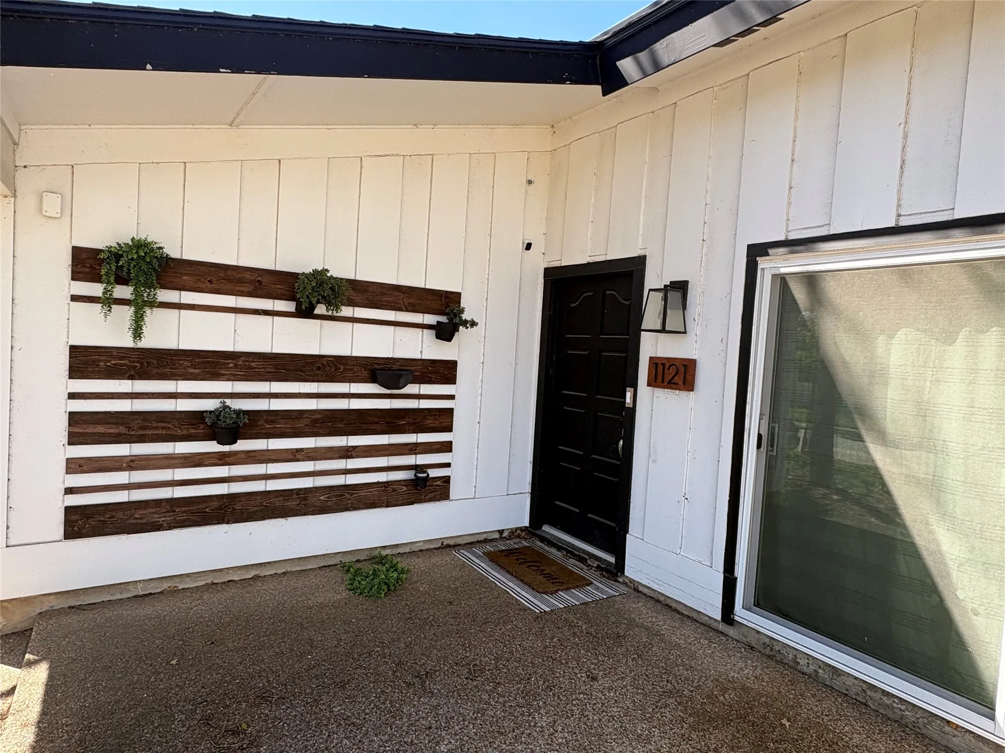 Single Family Residence For Sale in Tarrant County , 1121 Wade Drive, Bedford, Texas 76022, 3 Bedroom, 2 Bathroom, 2 Garage spaces, 1,544 Sqft, built in 1960, Preowned, mls#21213533, Real Estate Agent in Bedford, Homes For Sale in Tarrant county, Homes For Sale in Bedford, Realtor in Bedford Texas, Real Estate Brokerage Independent Realty Texas, Luminita Cordes Realtor