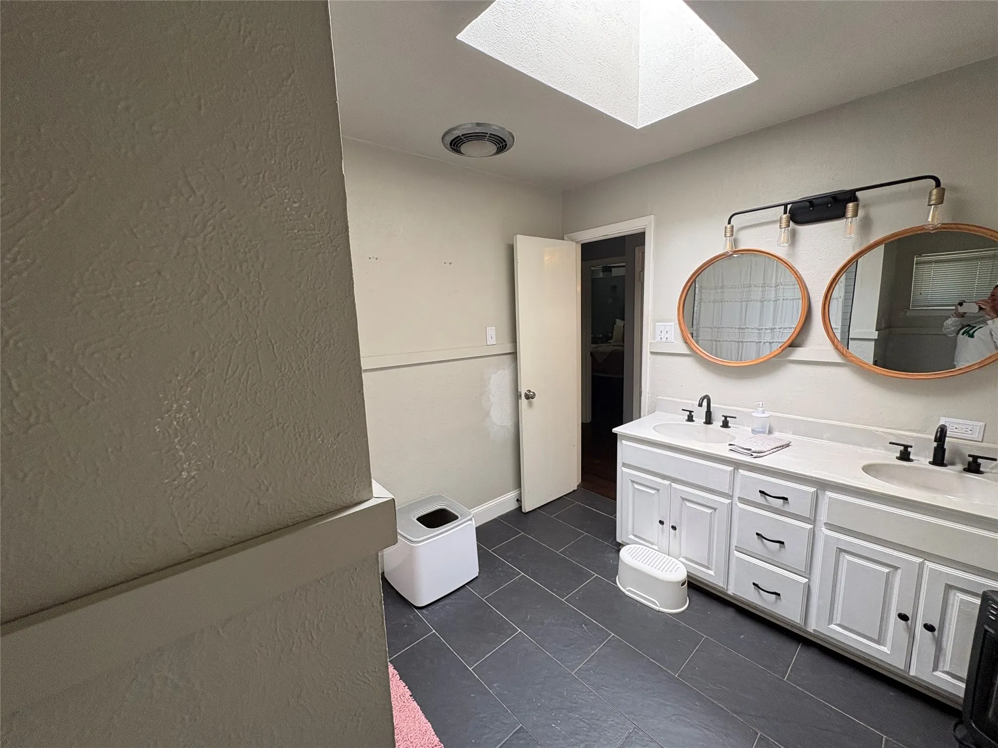 Single Family Residence For Sale in Tarrant County , 1121 Wade Drive, Bedford, Texas 76022, 3 Bedroom, 2 Bathroom, 2 Garage spaces, 1,544 Sqft, built in 1960, Preowned, mls#21213533, Real Estate Agent in Bedford, Homes For Sale in Tarrant county, Homes For Sale in Bedford, Realtor in Bedford Texas, Real Estate Brokerage Independent Realty Texas, Luminita Cordes Realtor