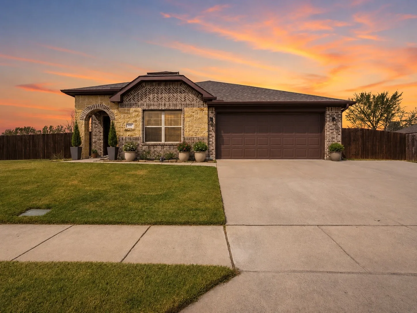 Single Family Residence For Sale in Collin County , 543 Johnson Drive, Lavon, Texas 75166, 3 Bedroom, 2 Bathroom, 2 Garage spaces, 1,862 Sqft, built in 2016, mls#21211908, Real Estate Agent in Lavon, Homes For Sale in Collin county, Homes For Sale in Lavon, Realtor in Lavon Texas, Real Estate Brokerage Independent Realty Texas, Luminita Cordes Realtor