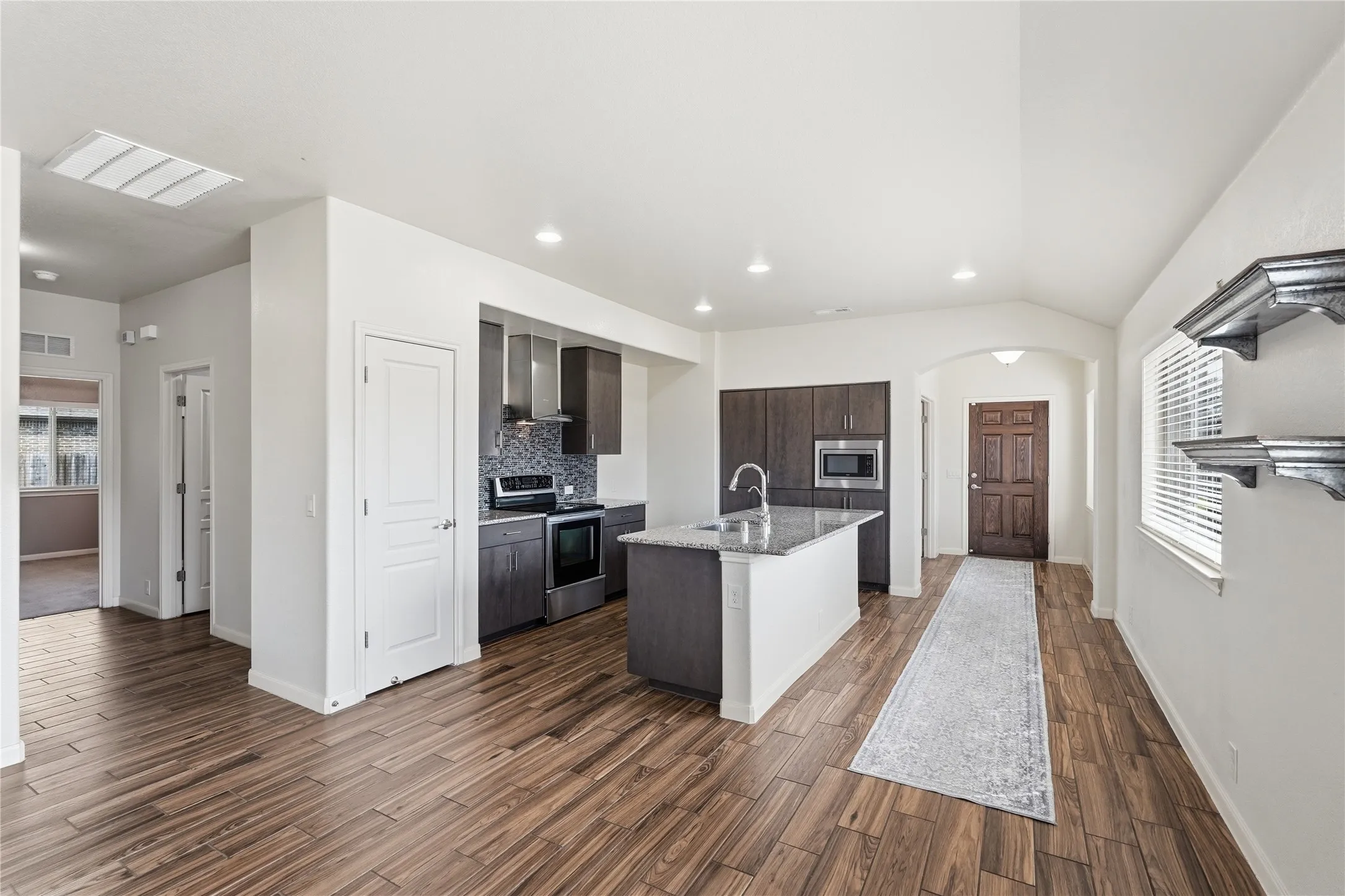 Lots of kitchen storage!