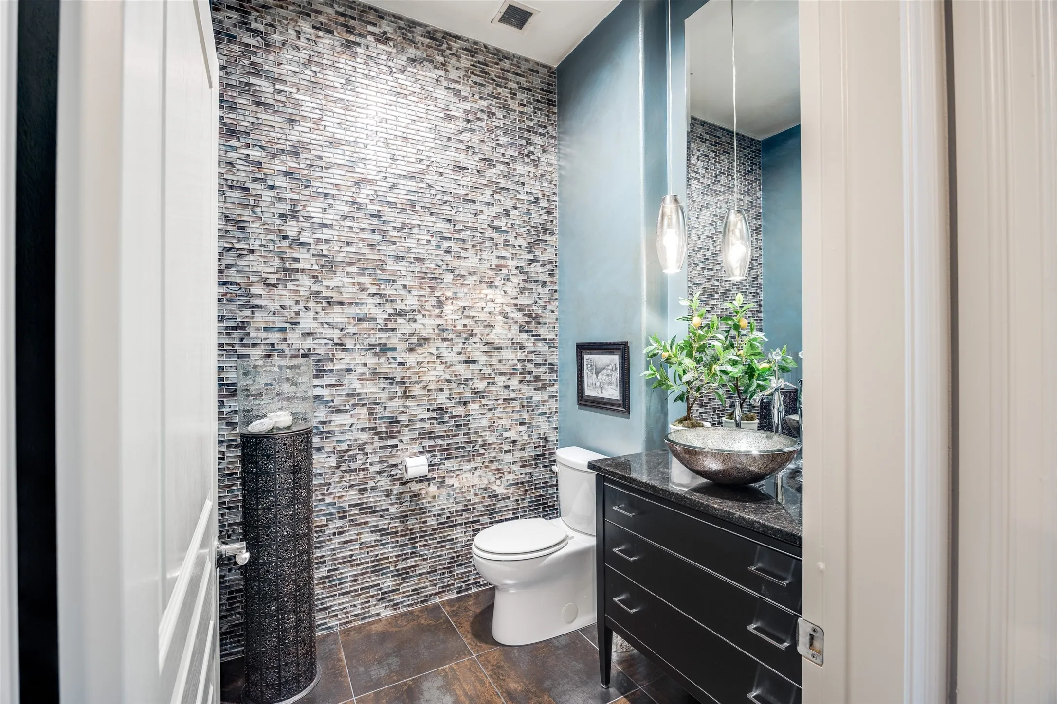 Condominium For Sale in Dallas County , 330 Las Colinas Boulevard E 1508, Irving, Texas 75039, 2 Bedroom, 3 Bathroom, 2 Garage spaces, 3,060 Sqft, built in 2001, Preowned, Price $1,350,000, mls#21169667, Real Estate Agent in Irving, Homes For Sale in Dallas county, Homes For Sale in Irving, Realtor in Irving Texas, Real Estate Brokerage Independent Realty Texas, Luminita Cordes Realtor