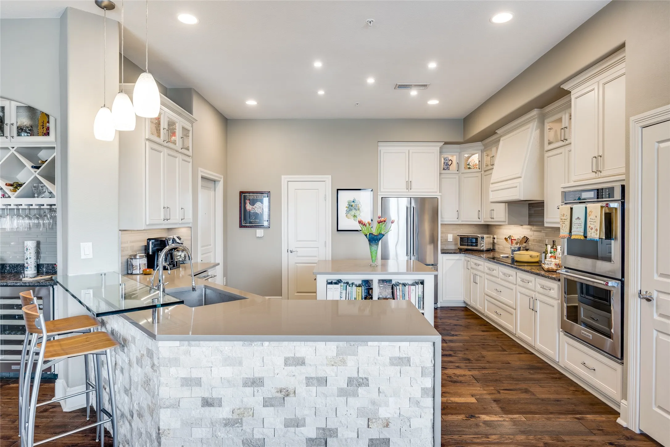 Condominium For Sale in Dallas County , 330 Las Colinas Boulevard E 1508, Irving, Texas 75039, 2 Bedroom, 3 Bathroom, 2 Garage spaces, 3,060 Sqft, built in 2001, Preowned, Price $1,350,000, mls#21169667, Real Estate Agent in Irving, Homes For Sale in Dallas county, Homes For Sale in Irving, Realtor in Irving Texas, Real Estate Brokerage Independent Realty Texas, Luminita Cordes Realtor