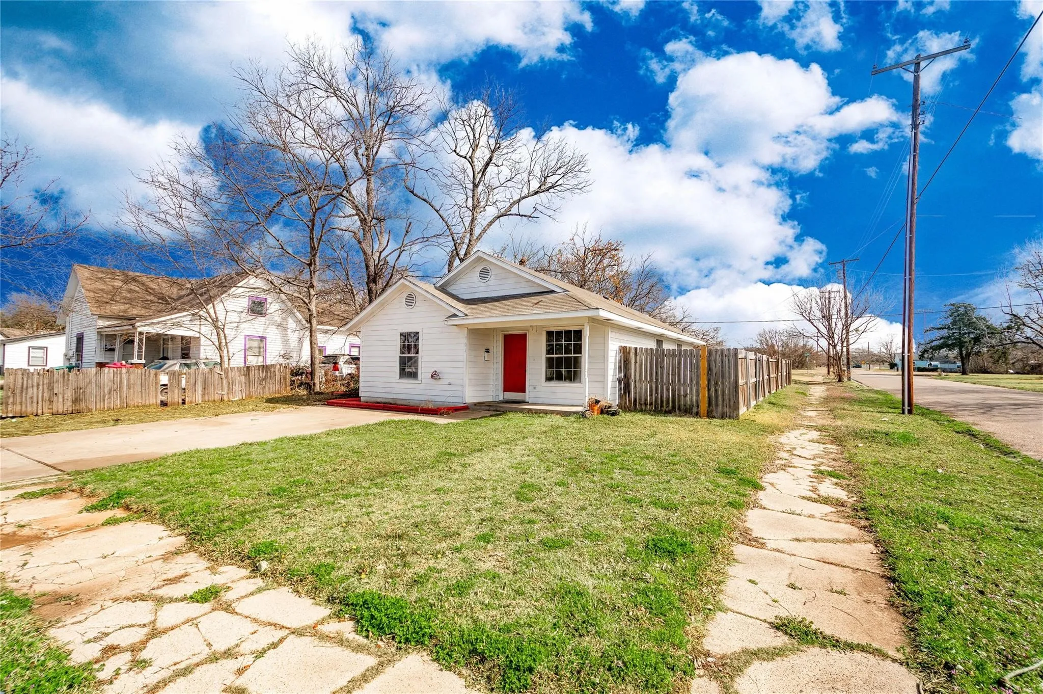 Single Family Residence For Sale in Grayson County , 701 E College Street, Sherman, Texas 75090, 3 Bedroom, 2 Bathroom, Garage spaces, 1,010 Sqft, built in 2004, Preowned, Price $150,000, mls#21213123, Real Estate Agent in Sherman, Homes For Sale in Grayson county, Homes For Sale in Sherman, Realtor in Sherman Texas, Real Estate Brokerage Independent Realty Texas, Luminita Cordes Realtor
