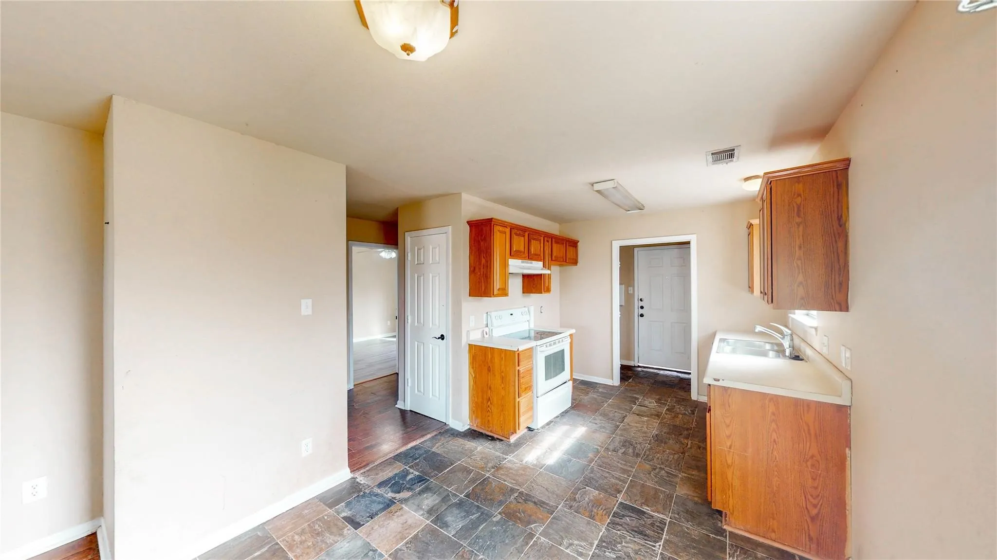 Single Family Residence For Sale in Grayson County , 701 E College Street, Sherman, Texas 75090, 3 Bedroom, 2 Bathroom, Garage spaces, 1,010 Sqft, built in 2004, Preowned, Price $150,000, mls#21213123, Real Estate Agent in Sherman, Homes For Sale in Grayson county, Homes For Sale in Sherman, Realtor in Sherman Texas, Real Estate Brokerage Independent Realty Texas, Luminita Cordes Realtor