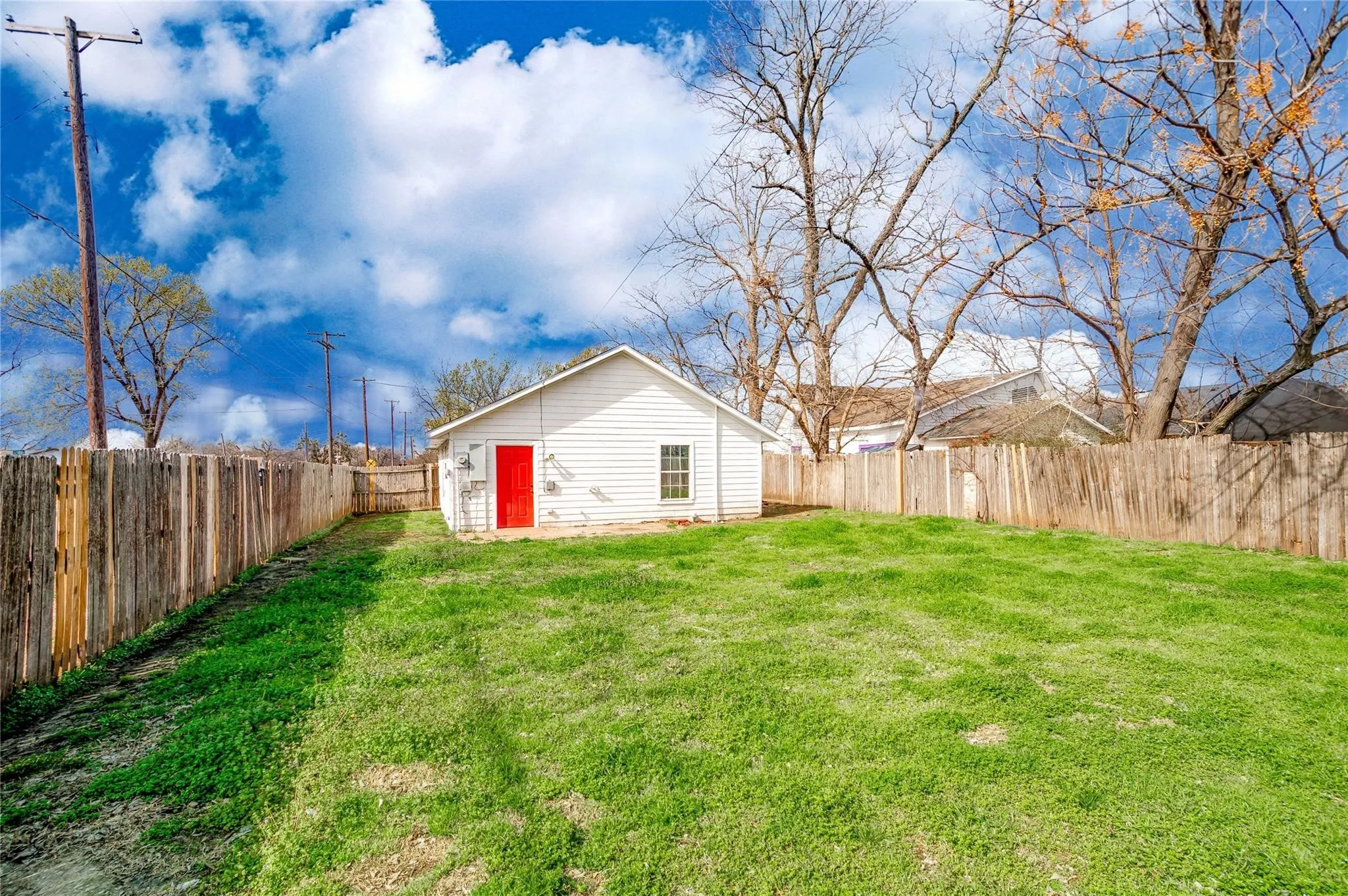 Single Family Residence For Sale in Grayson County , 701 E College Street, Sherman, Texas 75090, 3 Bedroom, 2 Bathroom, Garage spaces, 1,010 Sqft, built in 2004, Preowned, Price $150,000, mls#21213123, Real Estate Agent in Sherman, Homes For Sale in Grayson county, Homes For Sale in Sherman, Realtor in Sherman Texas, Real Estate Brokerage Independent Realty Texas, Luminita Cordes Realtor