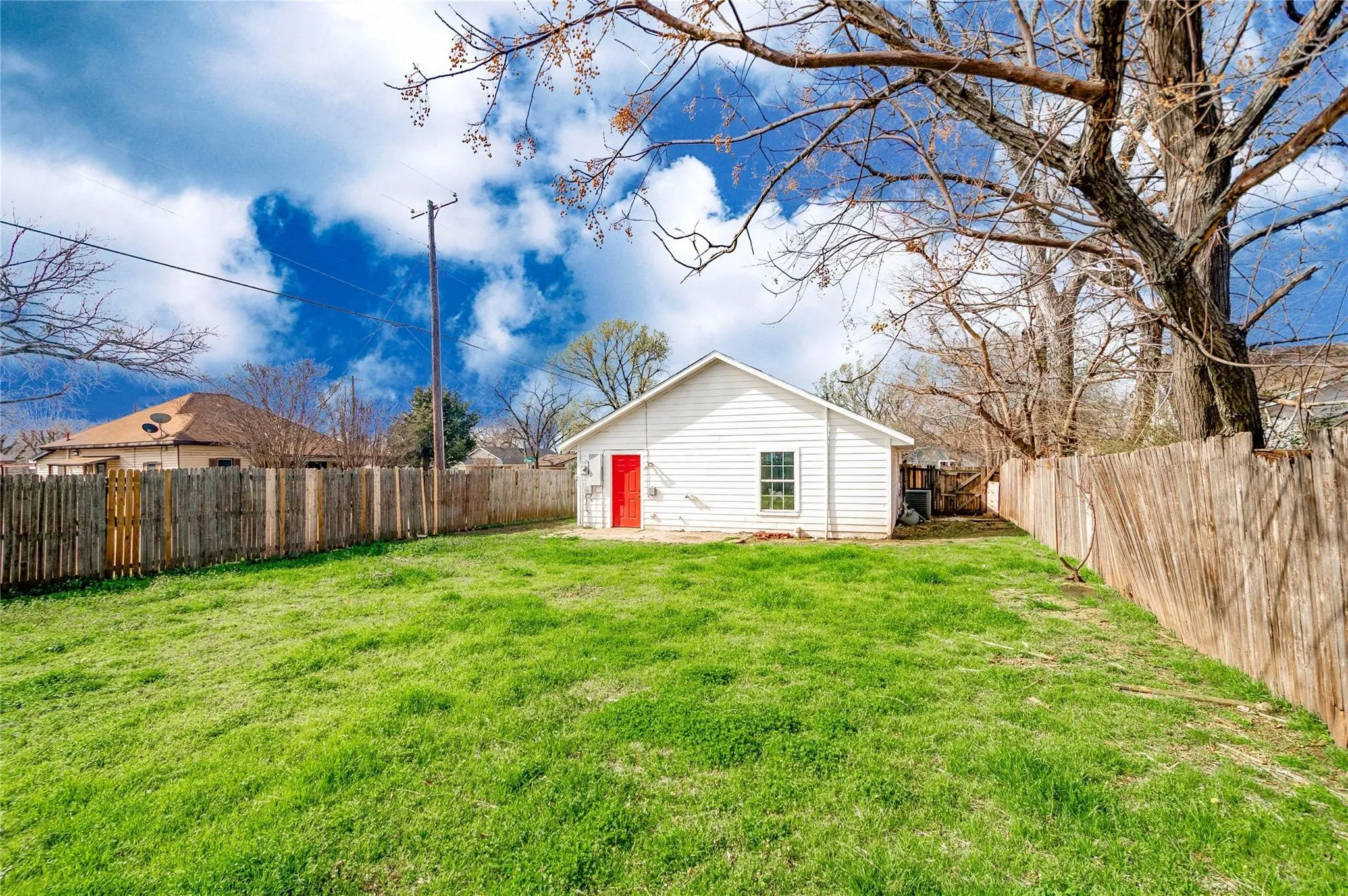 Single Family Residence For Sale in Grayson County , 701 E College Street, Sherman, Texas 75090, 3 Bedroom, 2 Bathroom, Garage spaces, 1,010 Sqft, built in 2004, Preowned, Price $150,000, mls#21213123, Real Estate Agent in Sherman, Homes For Sale in Grayson county, Homes For Sale in Sherman, Realtor in Sherman Texas, Real Estate Brokerage Independent Realty Texas, Luminita Cordes Realtor