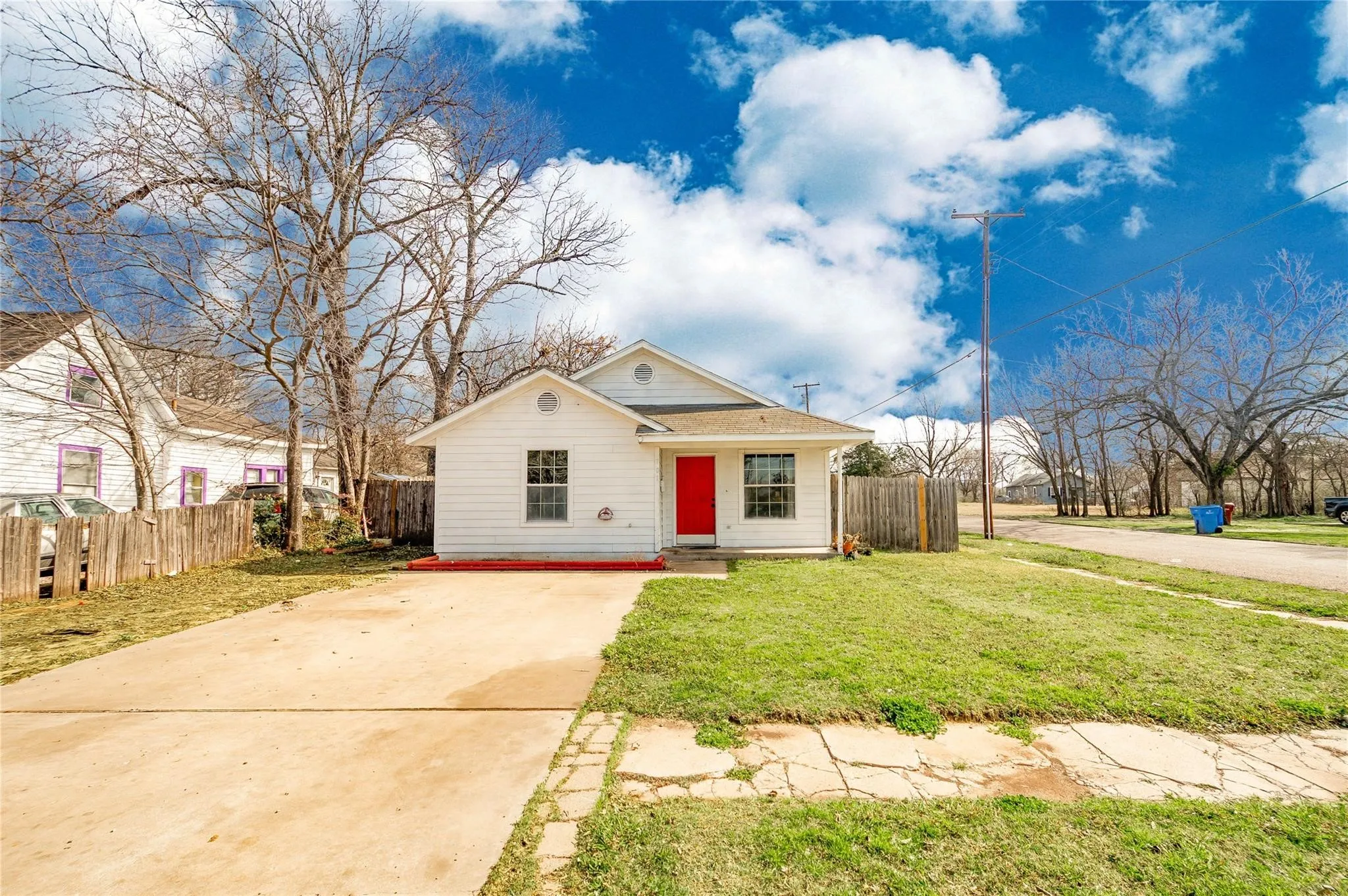 Single Family Residence For Sale in Grayson County , 701 E College Street, Sherman, Texas 75090, 3 Bedroom, 2 Bathroom, Garage spaces, 1,010 Sqft, built in 2004, Preowned, Price $150,000, mls#21213123, Real Estate Agent in Sherman, Homes For Sale in Grayson county, Homes For Sale in Sherman, Realtor in Sherman Texas, Real Estate Brokerage Independent Realty Texas, Luminita Cordes Realtor