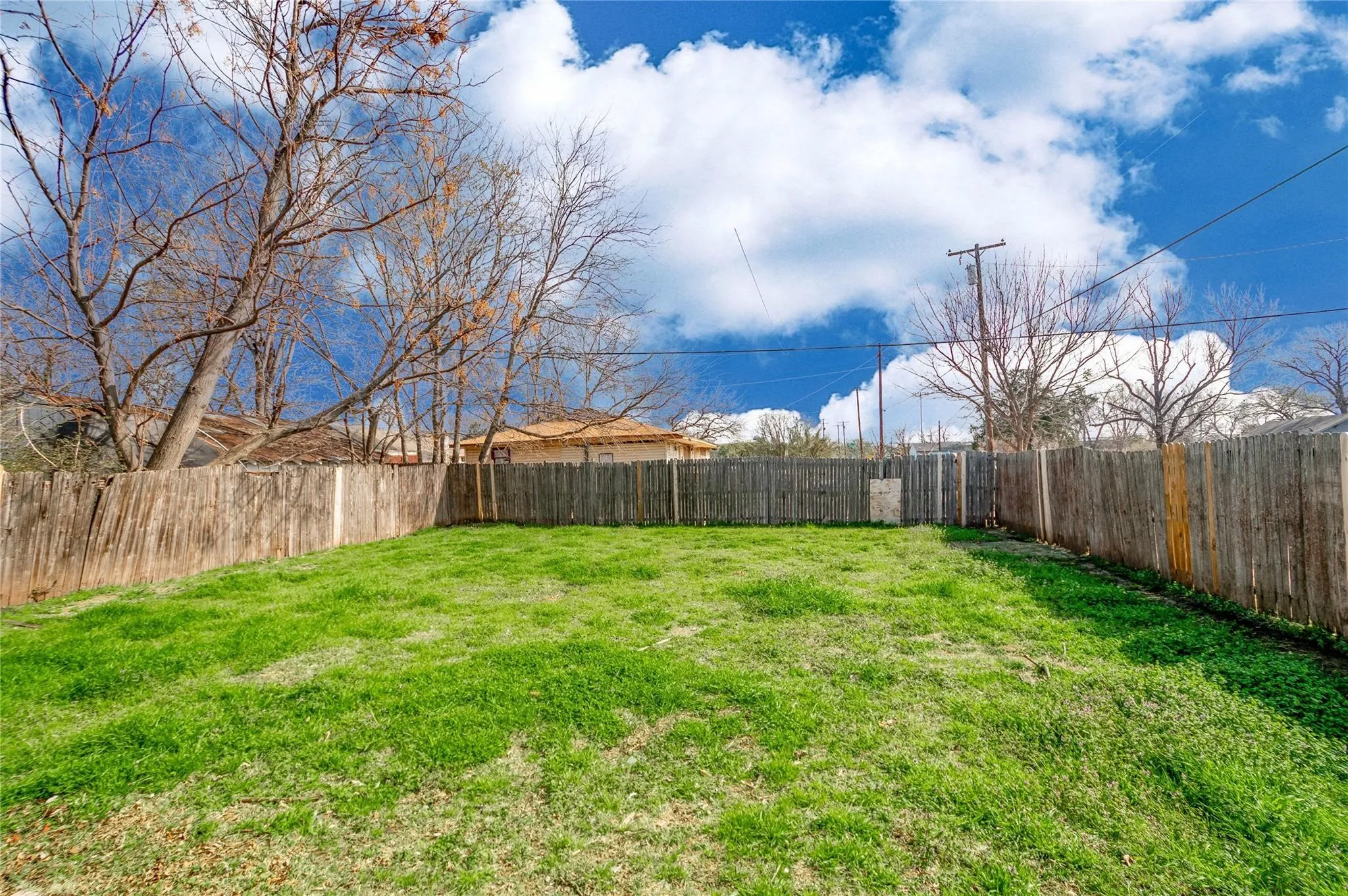 Single Family Residence For Sale in Grayson County , 701 E College Street, Sherman, Texas 75090, 3 Bedroom, 2 Bathroom, Garage spaces, 1,010 Sqft, built in 2004, Preowned, Price $150,000, mls#21213123, Real Estate Agent in Sherman, Homes For Sale in Grayson county, Homes For Sale in Sherman, Realtor in Sherman Texas, Real Estate Brokerage Independent Realty Texas, Luminita Cordes Realtor