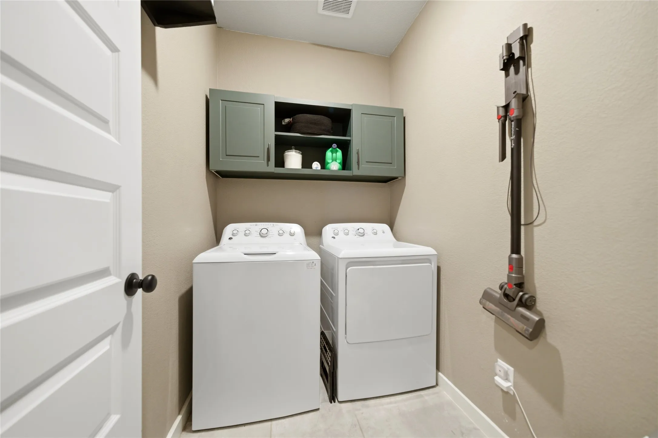 Single Family Residence For Sale in Rockwall County , 2127 Mossbrook Drive, Royse City, Texas 75189, 4 Bedroom, 3 Bathroom, 2 Garage spaces, 2,153 Sqft, built in 2018, mls#21202065, Real Estate Agent in Royse City, Homes For Sale in Rockwall county, Homes For Sale in Royse City, Realtor in Royse City Texas, Real Estate Brokerage Independent Realty Texas, Luminita Cordes Realtor