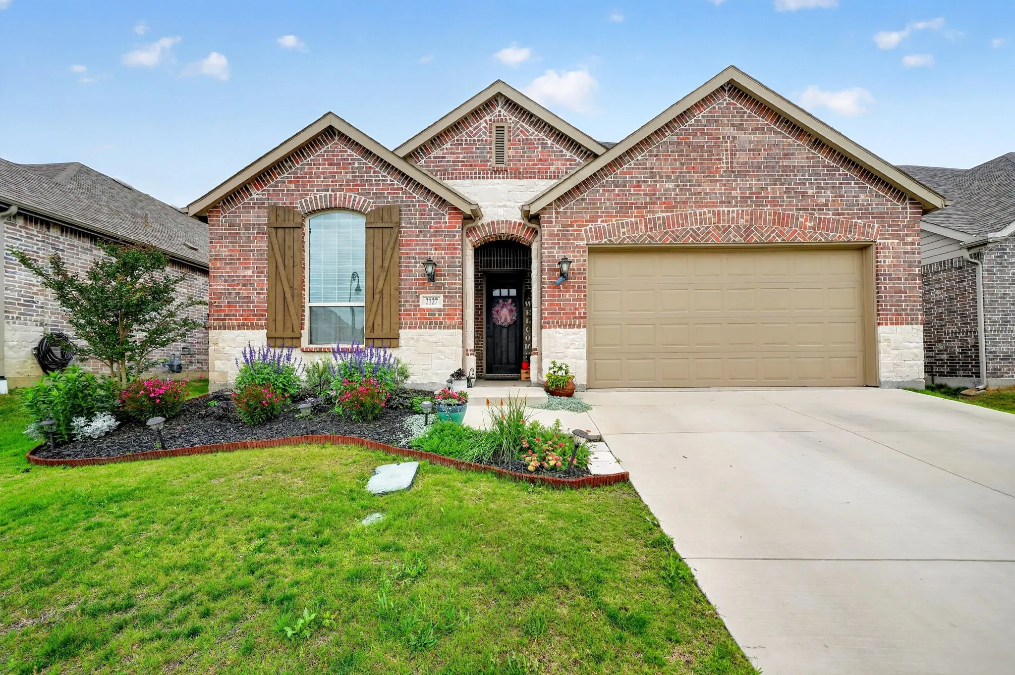 Single Family Residence For Sale in Rockwall County , 2127 Mossbrook Drive, Royse City, Texas 75189, 4 Bedroom, 3 Bathroom, 2 Garage spaces, 2,153 Sqft, built in 2018, mls#21202065, Real Estate Agent in Royse City, Homes For Sale in Rockwall county, Homes For Sale in Royse City, Realtor in Royse City Texas, Real Estate Brokerage Independent Realty Texas, Luminita Cordes Realtor