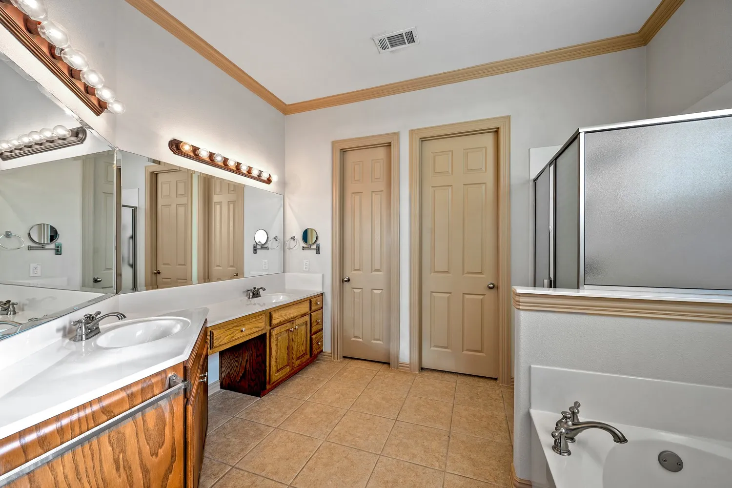 Single Family Residence For Sale in Collin County , 2112 Stone Creek Drive, Mc Kinney, Texas 75072, 3 Bedroom, 3 Bathroom, 2 Garage spaces, 2,611 Sqft, built in 2005, Preowned, mls#21213534, Real Estate Agent in Mc Kinney, Homes For Sale in Collin county, Homes For Sale in Mc Kinney, Realtor in Mc Kinney Texas, Real Estate Brokerage Independent Realty Texas, Luminita Cordes Realtor