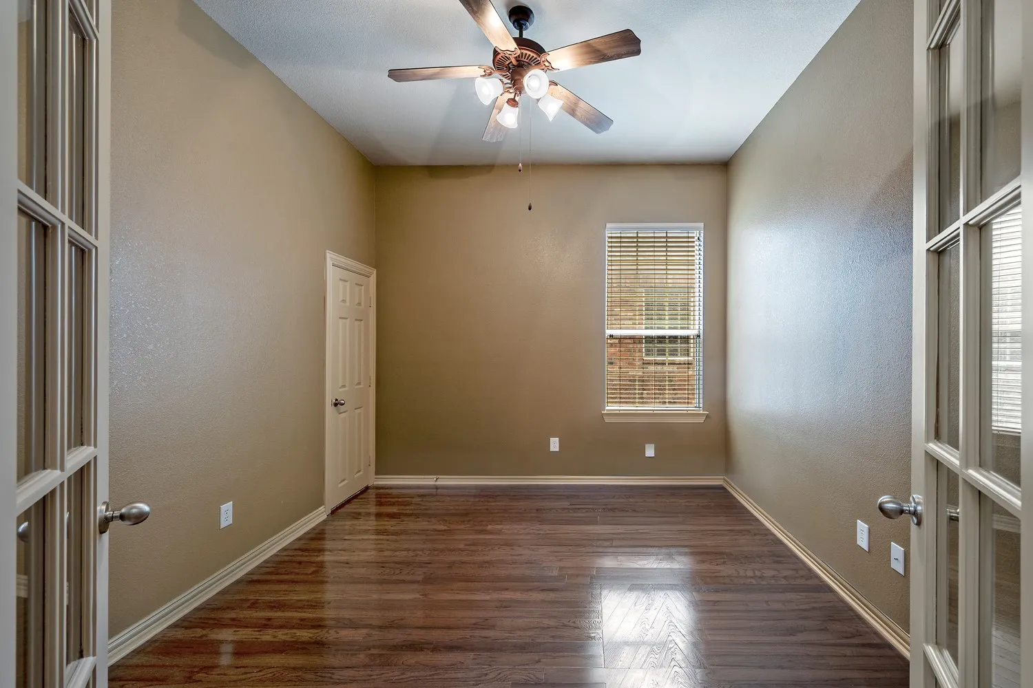Single Family Residence For Sale in Collin County , 2112 Stone Creek Drive, Mc Kinney, Texas 75072, 3 Bedroom, 3 Bathroom, 2 Garage spaces, 2,611 Sqft, built in 2005, Preowned, mls#21213534, Real Estate Agent in Mc Kinney, Homes For Sale in Collin county, Homes For Sale in Mc Kinney, Realtor in Mc Kinney Texas, Real Estate Brokerage Independent Realty Texas, Luminita Cordes Realtor