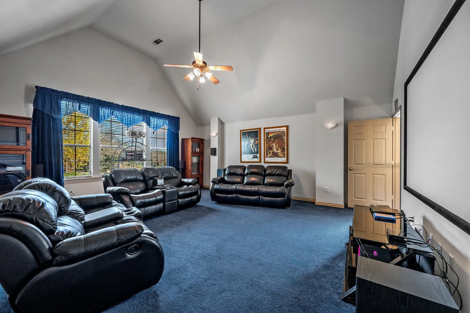 Single Family Residence For Sale in Collin County , 2112 Stone Creek Drive, Mc Kinney, Texas 75072, 3 Bedroom, 3 Bathroom, 2 Garage spaces, 2,611 Sqft, built in 2005, Preowned, mls#21213534, Real Estate Agent in Mc Kinney, Homes For Sale in Collin county, Homes For Sale in Mc Kinney, Realtor in Mc Kinney Texas, Real Estate Brokerage Independent Realty Texas, Luminita Cordes Realtor