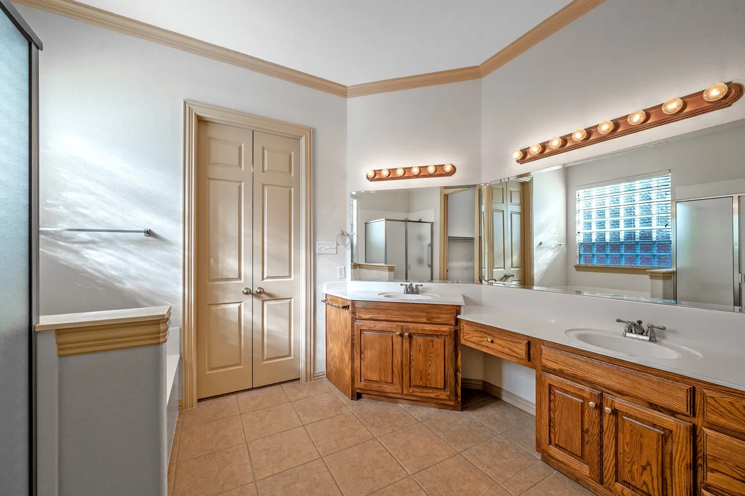Single Family Residence For Sale in Collin County , 2112 Stone Creek Drive, Mc Kinney, Texas 75072, 3 Bedroom, 3 Bathroom, 2 Garage spaces, 2,611 Sqft, built in 2005, Preowned, mls#21213534, Real Estate Agent in Mc Kinney, Homes For Sale in Collin county, Homes For Sale in Mc Kinney, Realtor in Mc Kinney Texas, Real Estate Brokerage Independent Realty Texas, Luminita Cordes Realtor