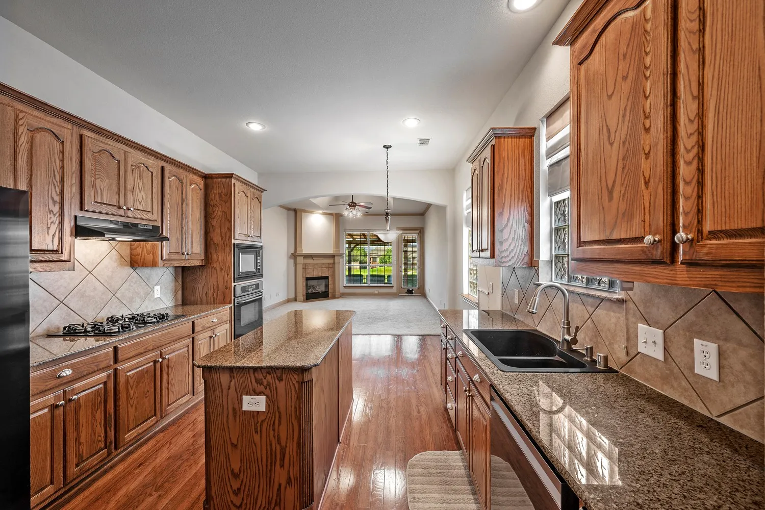 Single Family Residence For Sale in Collin County , 2112 Stone Creek Drive, Mc Kinney, Texas 75072, 3 Bedroom, 3 Bathroom, 2 Garage spaces, 2,611 Sqft, built in 2005, Preowned, mls#21213534, Real Estate Agent in Mc Kinney, Homes For Sale in Collin county, Homes For Sale in Mc Kinney, Realtor in Mc Kinney Texas, Real Estate Brokerage Independent Realty Texas, Luminita Cordes Realtor