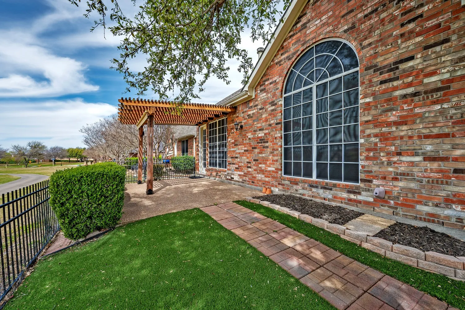 Single Family Residence For Sale in Collin County , 2112 Stone Creek Drive, Mc Kinney, Texas 75072, 3 Bedroom, 3 Bathroom, 2 Garage spaces, 2,611 Sqft, built in 2005, Preowned, mls#21213534, Real Estate Agent in Mc Kinney, Homes For Sale in Collin county, Homes For Sale in Mc Kinney, Realtor in Mc Kinney Texas, Real Estate Brokerage Independent Realty Texas, Luminita Cordes Realtor