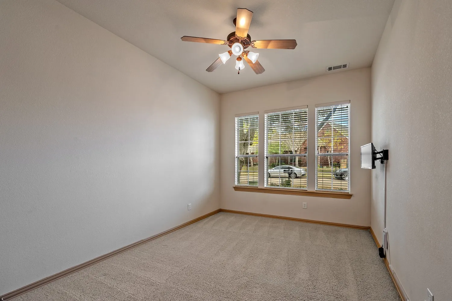 Single Family Residence For Sale in Collin County , 2112 Stone Creek Drive, Mc Kinney, Texas 75072, 3 Bedroom, 3 Bathroom, 2 Garage spaces, 2,611 Sqft, built in 2005, Preowned, mls#21213534, Real Estate Agent in Mc Kinney, Homes For Sale in Collin county, Homes For Sale in Mc Kinney, Realtor in Mc Kinney Texas, Real Estate Brokerage Independent Realty Texas, Luminita Cordes Realtor