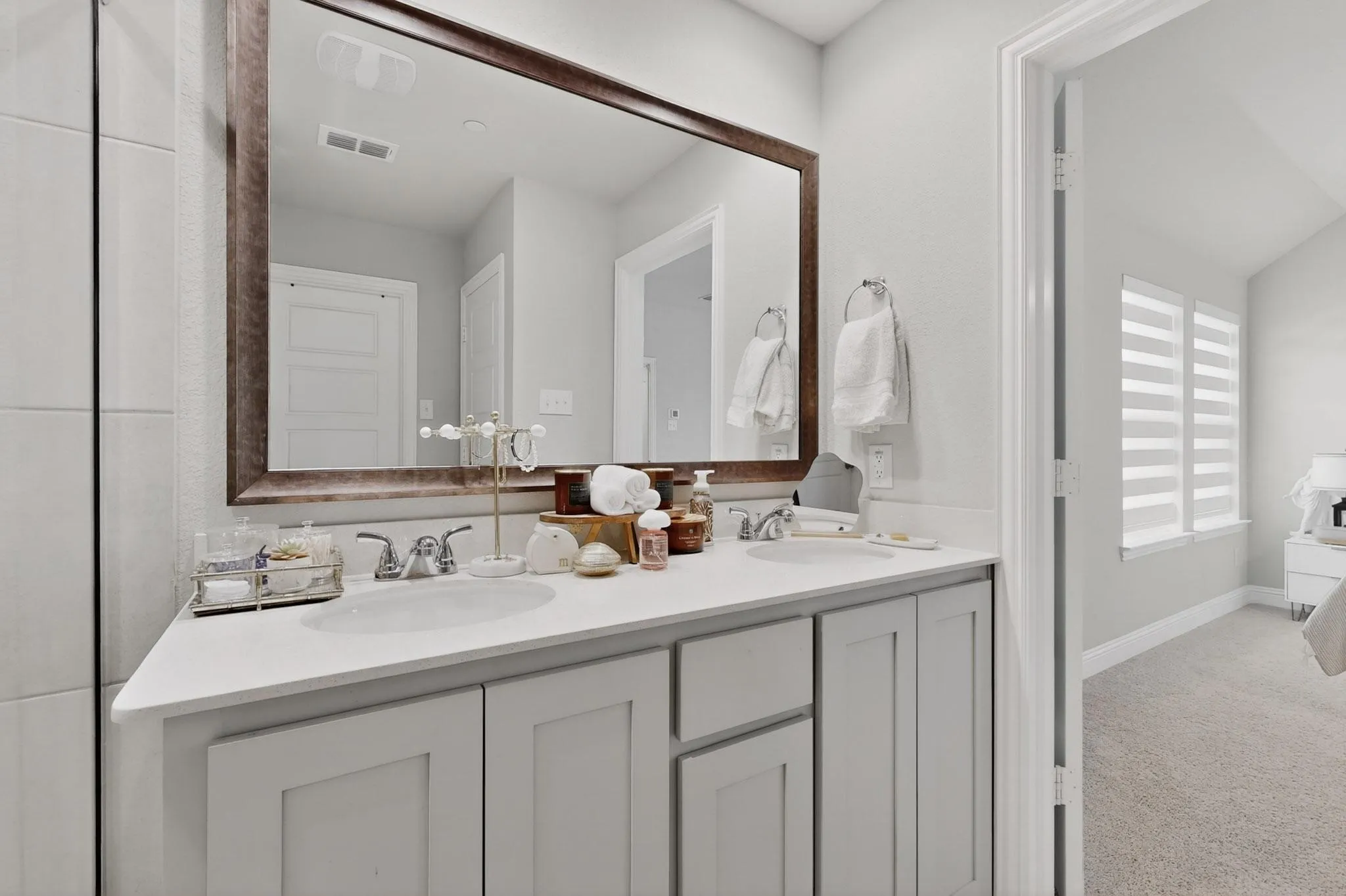 Primary bath: dual-vanity comfort