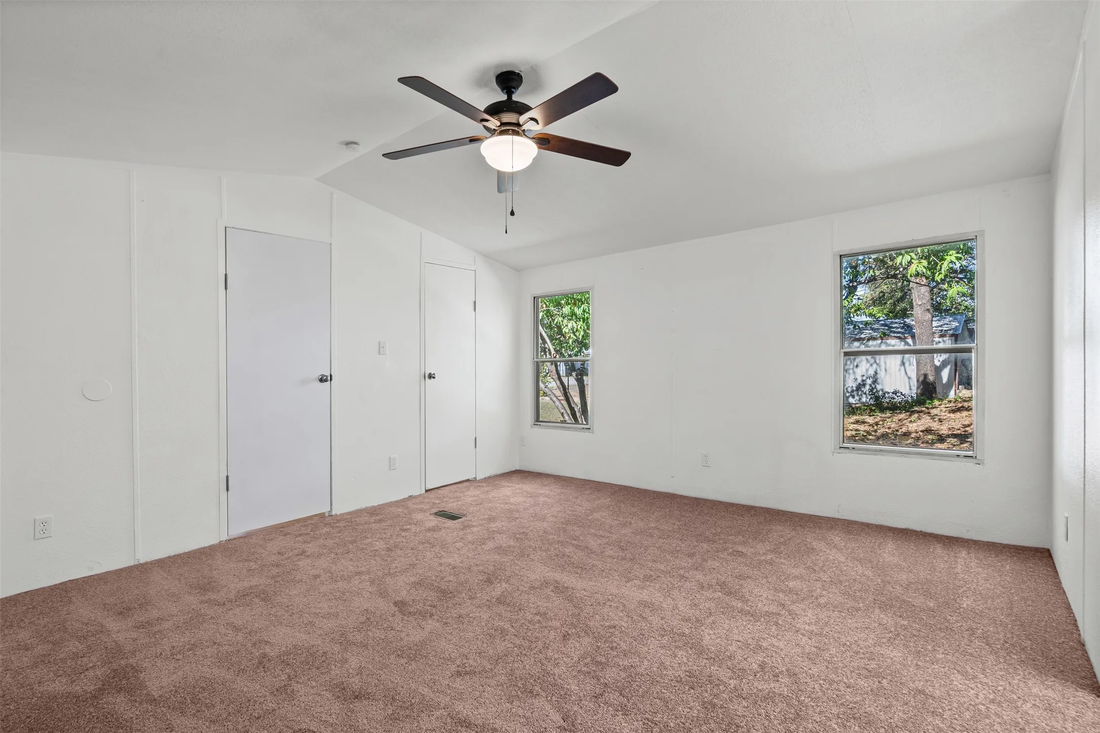 Manufactured Home For Sale in Hood County , 6525 Blue Water Court, Granbury, Texas 76049, 3 Bedroom, 2 Bathroom, Garage spaces, 1,216 Sqft, built in 1998, Preowned, mls#21213904, Real Estate Agent in Granbury, Homes For Sale in Hood county, Homes For Sale in Granbury, Realtor in Granbury Texas, Real Estate Brokerage Independent Realty Texas, Luminita Cordes Realtor