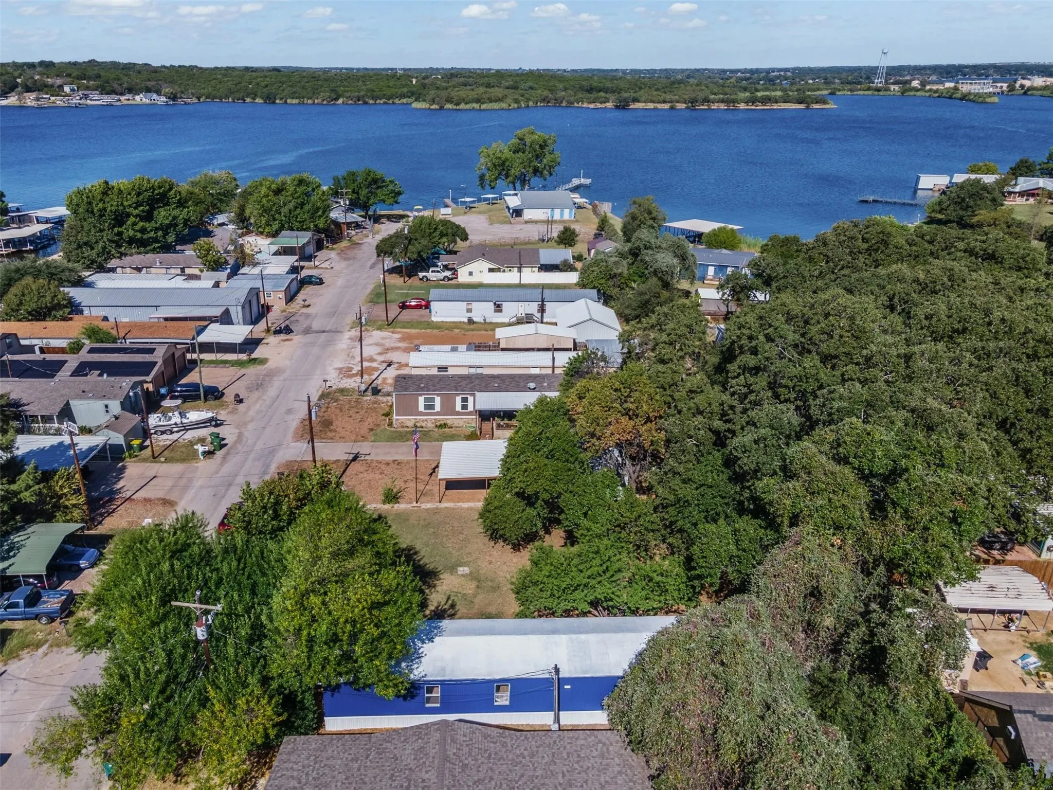 Manufactured Home For Sale in Hood County , 6525 Blue Water Court, Granbury, Texas 76049, 3 Bedroom, 2 Bathroom, Garage spaces, 1,216 Sqft, built in 1998, Preowned, mls#21213904, Real Estate Agent in Granbury, Homes For Sale in Hood county, Homes For Sale in Granbury, Realtor in Granbury Texas, Real Estate Brokerage Independent Realty Texas, Luminita Cordes Realtor