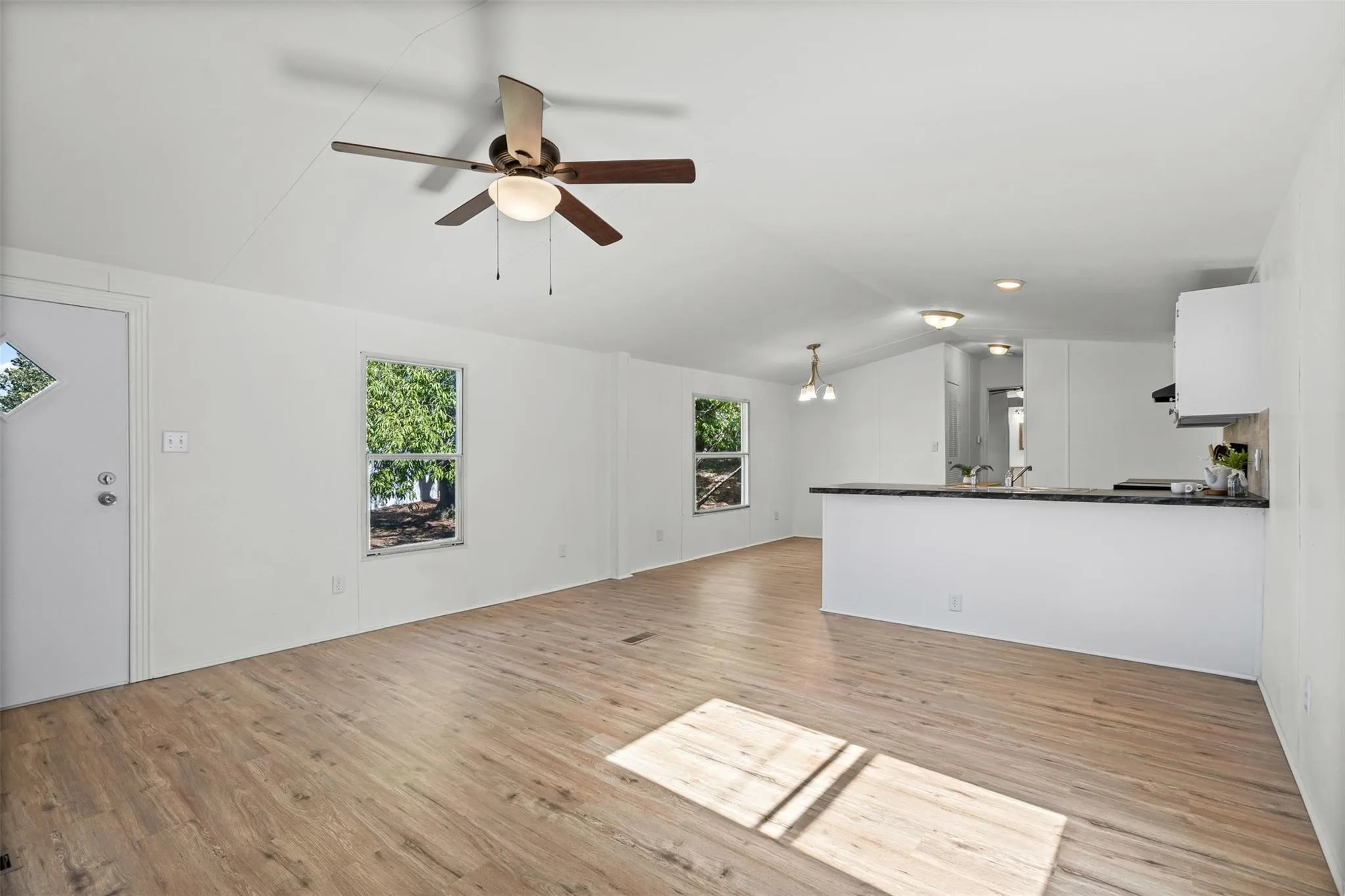 Manufactured Home For Sale in Hood County , 6525 Blue Water Court, Granbury, Texas 76049, 3 Bedroom, 2 Bathroom, Garage spaces, 1,216 Sqft, built in 1998, Preowned, mls#21213904, Real Estate Agent in Granbury, Homes For Sale in Hood county, Homes For Sale in Granbury, Realtor in Granbury Texas, Real Estate Brokerage Independent Realty Texas, Luminita Cordes Realtor