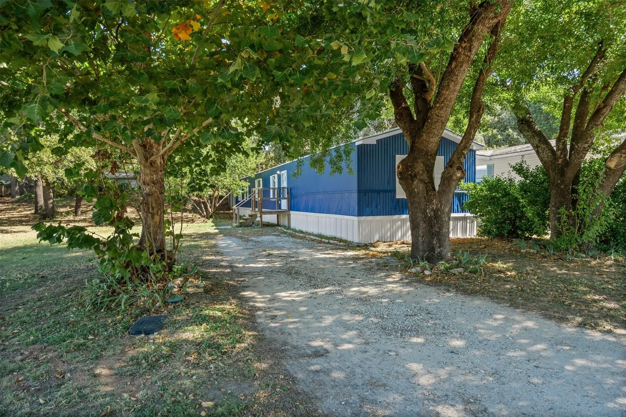 Manufactured Home For Sale in Hood County , 6525 Blue Water Court, Granbury, Texas 76049, 3 Bedroom, 2 Bathroom, Garage spaces, 1,216 Sqft, built in 1998, Preowned, mls#21213904, Real Estate Agent in Granbury, Homes For Sale in Hood county, Homes For Sale in Granbury, Realtor in Granbury Texas, Real Estate Brokerage Independent Realty Texas, Luminita Cordes Realtor