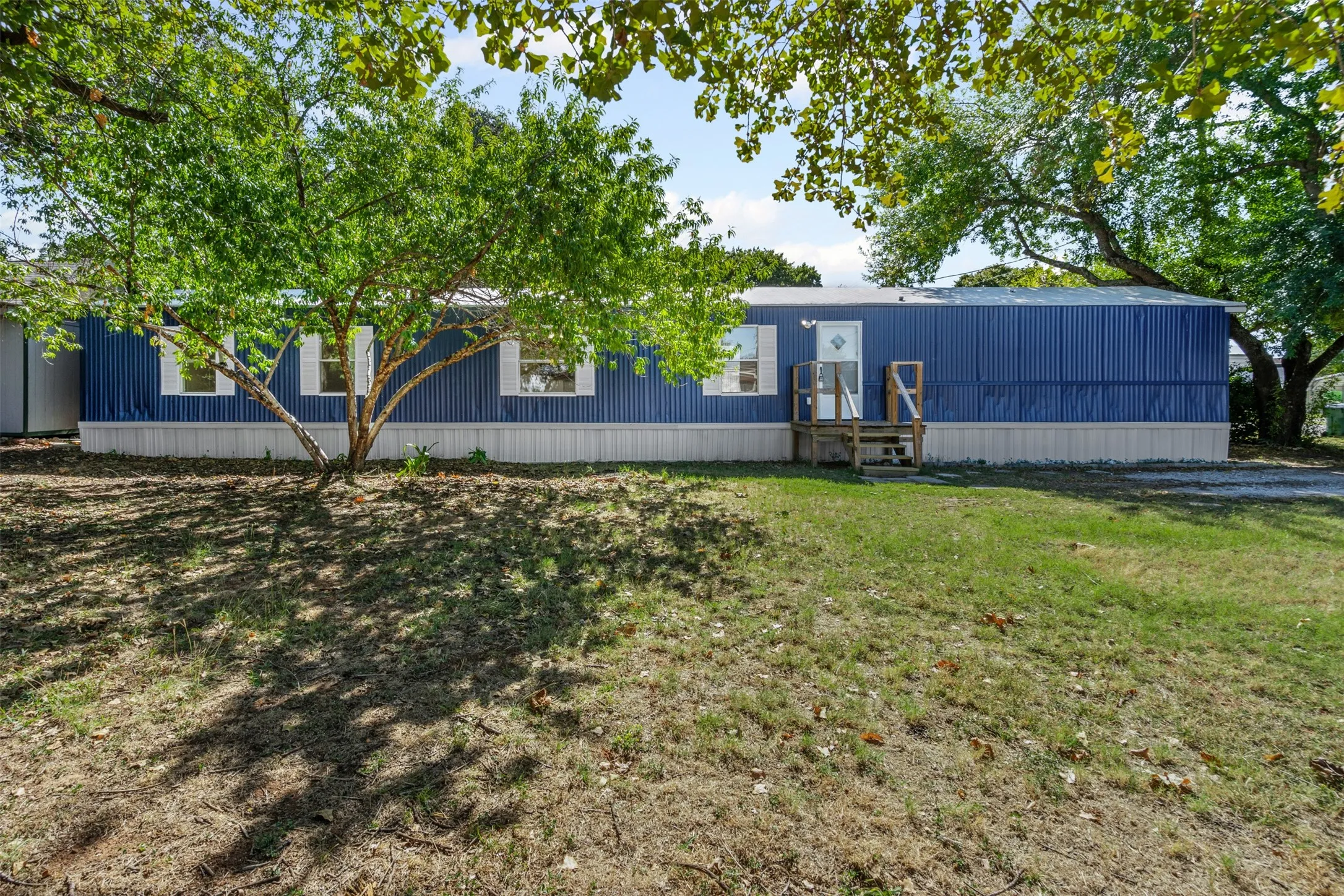 Manufactured Home For Sale in Hood County , 6525 Blue Water Court, Granbury, Texas 76049, 3 Bedroom, 2 Bathroom, Garage spaces, 1,216 Sqft, built in 1998, Preowned, mls#21213904, Real Estate Agent in Granbury, Homes For Sale in Hood county, Homes For Sale in Granbury, Realtor in Granbury Texas, Real Estate Brokerage Independent Realty Texas, Luminita Cordes Realtor