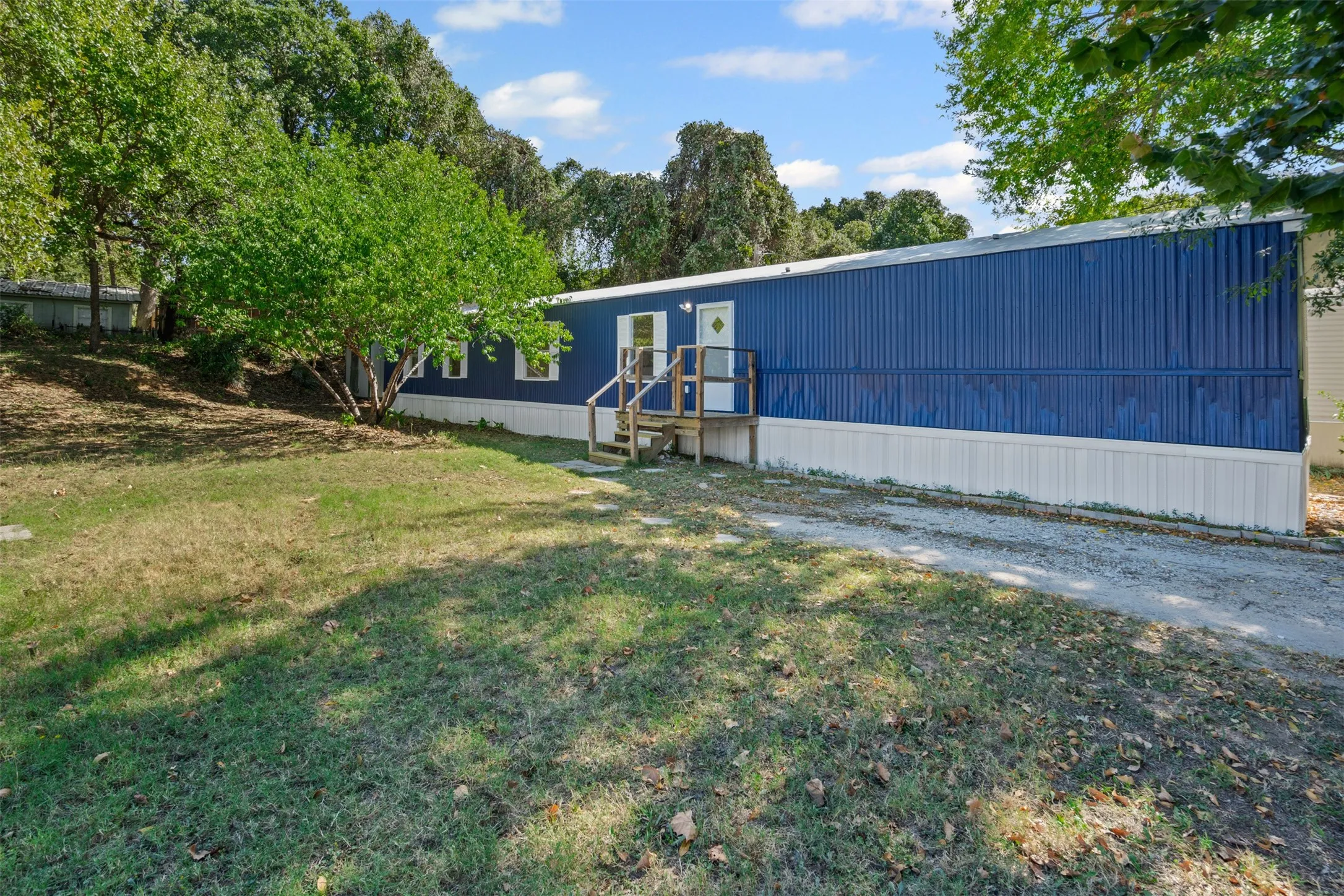 Manufactured Home For Sale in Hood County , 6525 Blue Water Court, Granbury, Texas 76049, 3 Bedroom, 2 Bathroom, Garage spaces, 1,216 Sqft, built in 1998, Preowned, mls#21213904, Real Estate Agent in Granbury, Homes For Sale in Hood county, Homes For Sale in Granbury, Realtor in Granbury Texas, Real Estate Brokerage Independent Realty Texas, Luminita Cordes Realtor