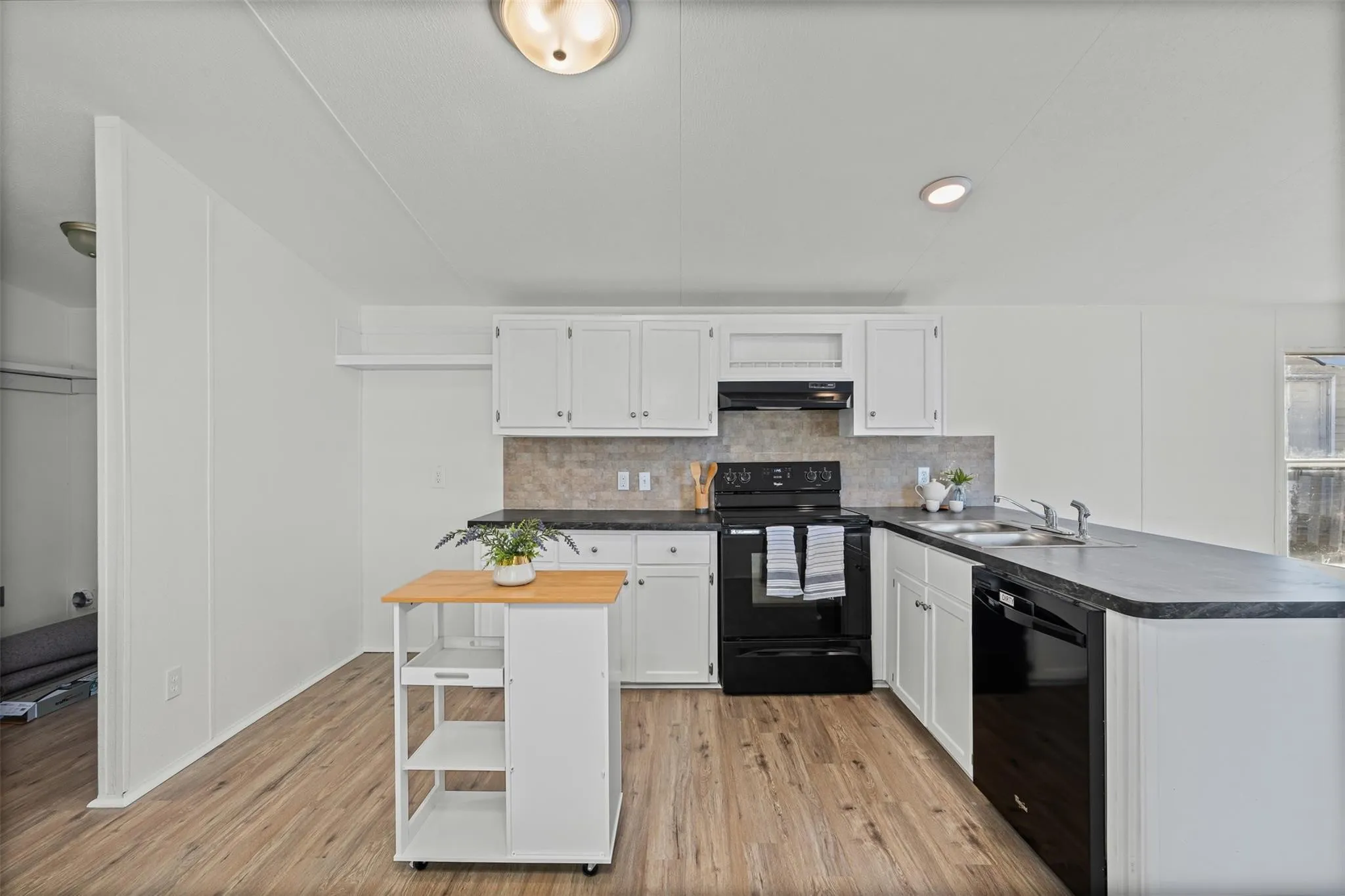 Manufactured Home For Sale in Hood County , 6525 Blue Water Court, Granbury, Texas 76049, 3 Bedroom, 2 Bathroom, Garage spaces, 1,216 Sqft, built in 1998, Preowned, mls#21213904, Real Estate Agent in Granbury, Homes For Sale in Hood county, Homes For Sale in Granbury, Realtor in Granbury Texas, Real Estate Brokerage Independent Realty Texas, Luminita Cordes Realtor