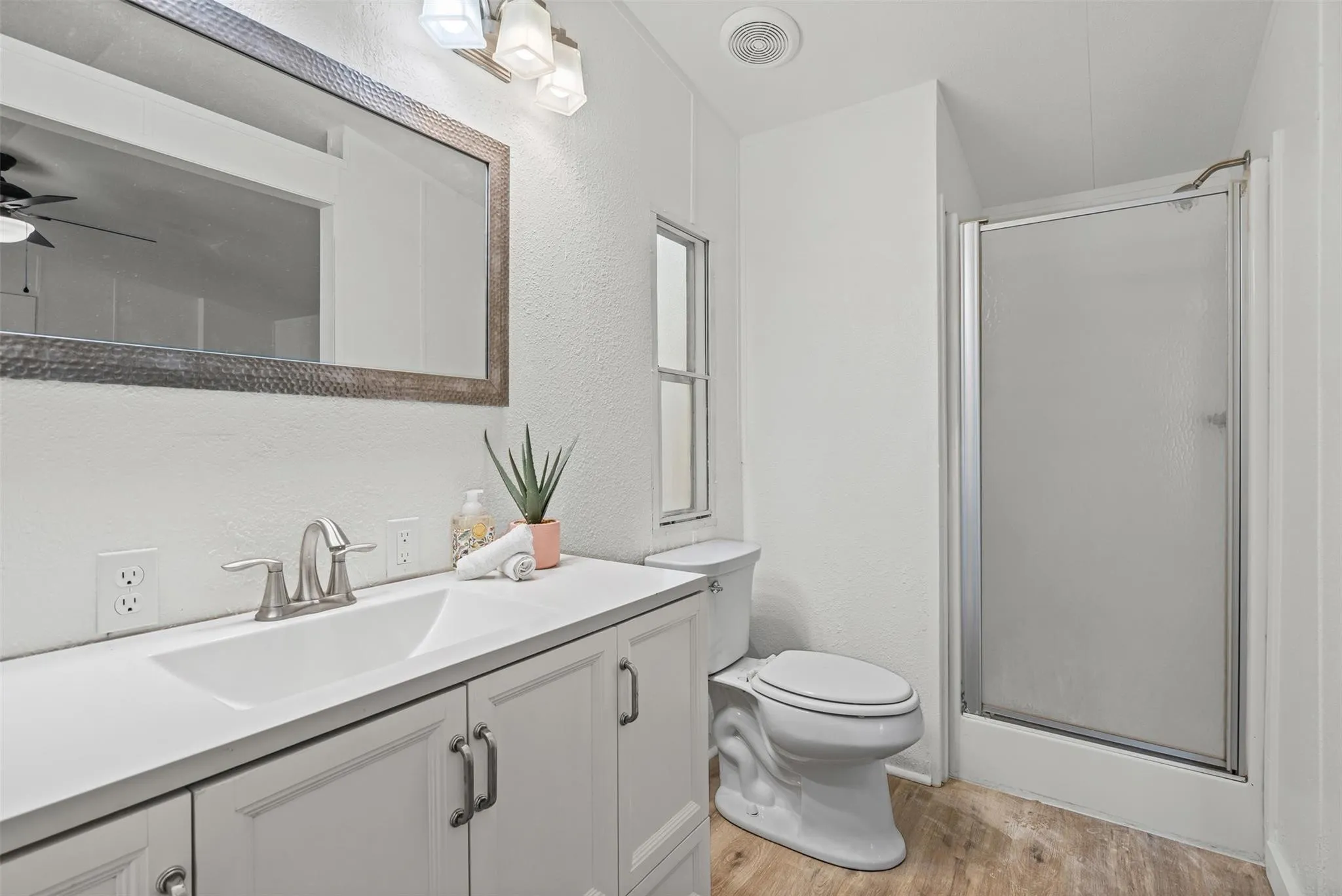 Manufactured Home For Sale in Hood County , 6525 Blue Water Court, Granbury, Texas 76049, 3 Bedroom, 2 Bathroom, Garage spaces, 1,216 Sqft, built in 1998, Preowned, mls#21213904, Real Estate Agent in Granbury, Homes For Sale in Hood county, Homes For Sale in Granbury, Realtor in Granbury Texas, Real Estate Brokerage Independent Realty Texas, Luminita Cordes Realtor