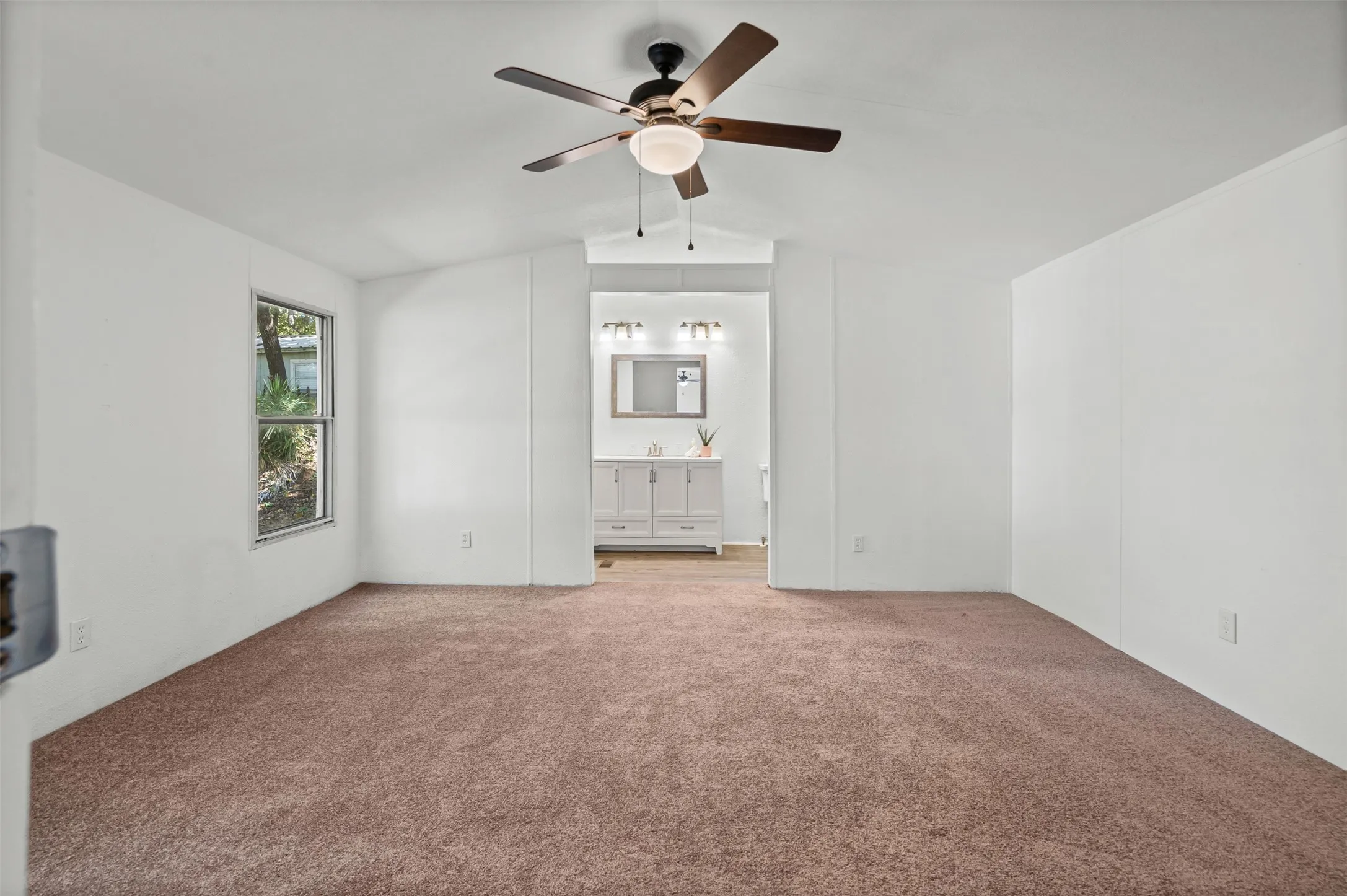 Manufactured Home For Sale in Hood County , 6525 Blue Water Court, Granbury, Texas 76049, 3 Bedroom, 2 Bathroom, Garage spaces, 1,216 Sqft, built in 1998, Preowned, mls#21213904, Real Estate Agent in Granbury, Homes For Sale in Hood county, Homes For Sale in Granbury, Realtor in Granbury Texas, Real Estate Brokerage Independent Realty Texas, Luminita Cordes Realtor