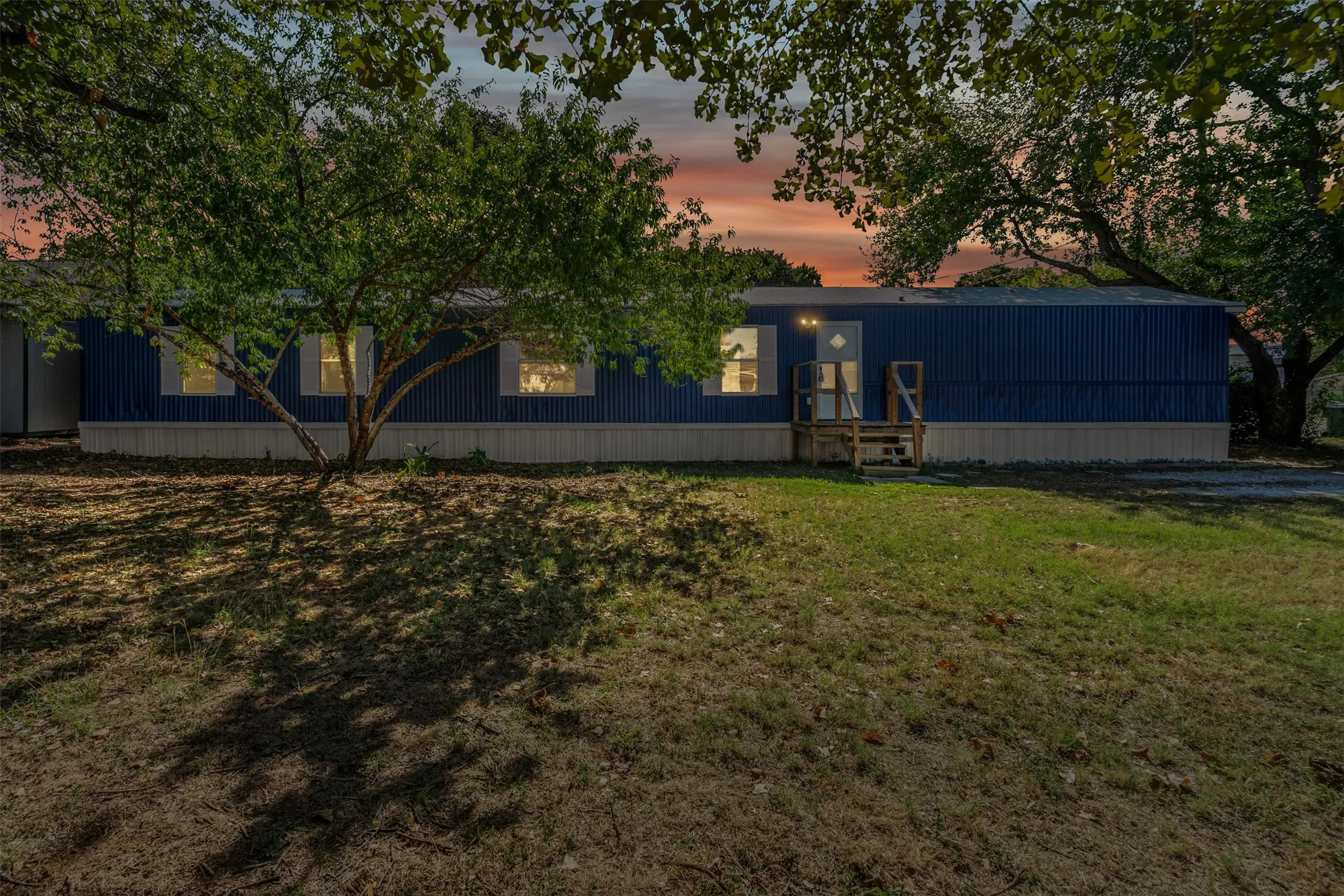 Manufactured Home For Sale in Hood County , 6525 Blue Water Court, Granbury, Texas 76049, 3 Bedroom, 2 Bathroom, Garage spaces, 1,216 Sqft, built in 1998, Preowned, mls#21213904, Real Estate Agent in Granbury, Homes For Sale in Hood county, Homes For Sale in Granbury, Realtor in Granbury Texas, Real Estate Brokerage Independent Realty Texas, Luminita Cordes Realtor