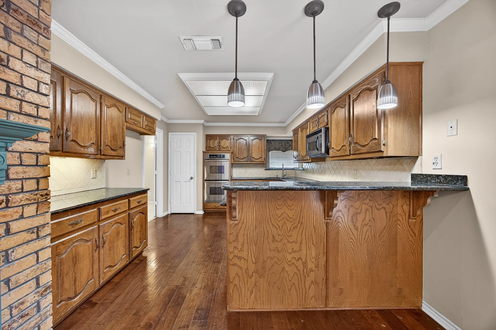 Single Family Residence For Sale in Dallas County , 100 Castle Court, Irving, Texas 75038, 3 Bedroom, 3 Bathroom, 2 Garage spaces, 2,566 Sqft, built in 1983, mls#21210050, Real Estate Agent in Irving, Homes For Sale in Dallas county, Homes For Sale in Irving, Realtor in Irving Texas, Real Estate Brokerage Independent Realty Texas, Luminita Cordes Realtor