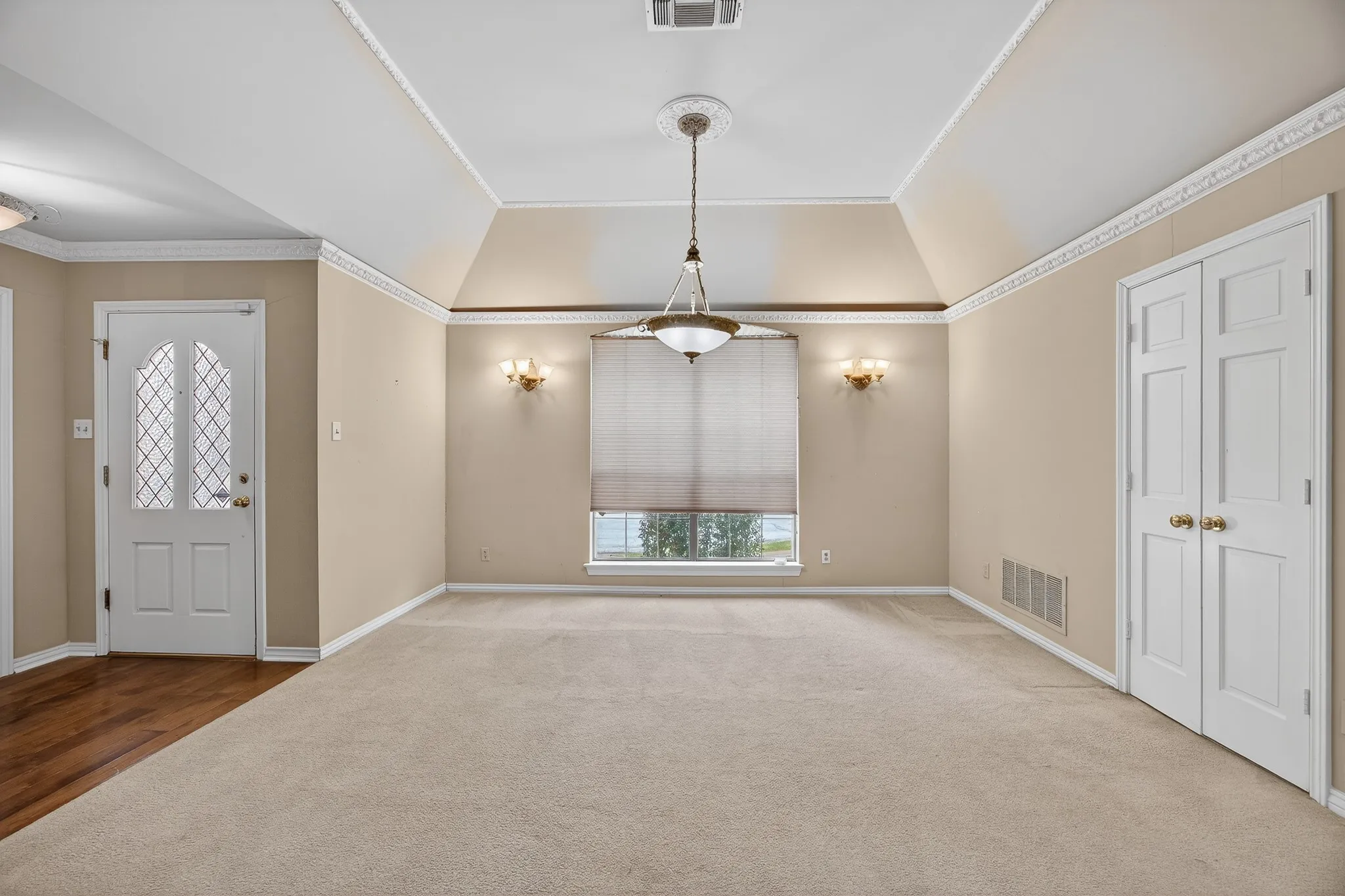 Single Family Residence For Sale in Dallas County , 100 Castle Court, Irving, Texas 75038, 3 Bedroom, 3 Bathroom, 2 Garage spaces, 2,566 Sqft, built in 1983, mls#21210050, Real Estate Agent in Irving, Homes For Sale in Dallas county, Homes For Sale in Irving, Realtor in Irving Texas, Real Estate Brokerage Independent Realty Texas, Luminita Cordes Realtor