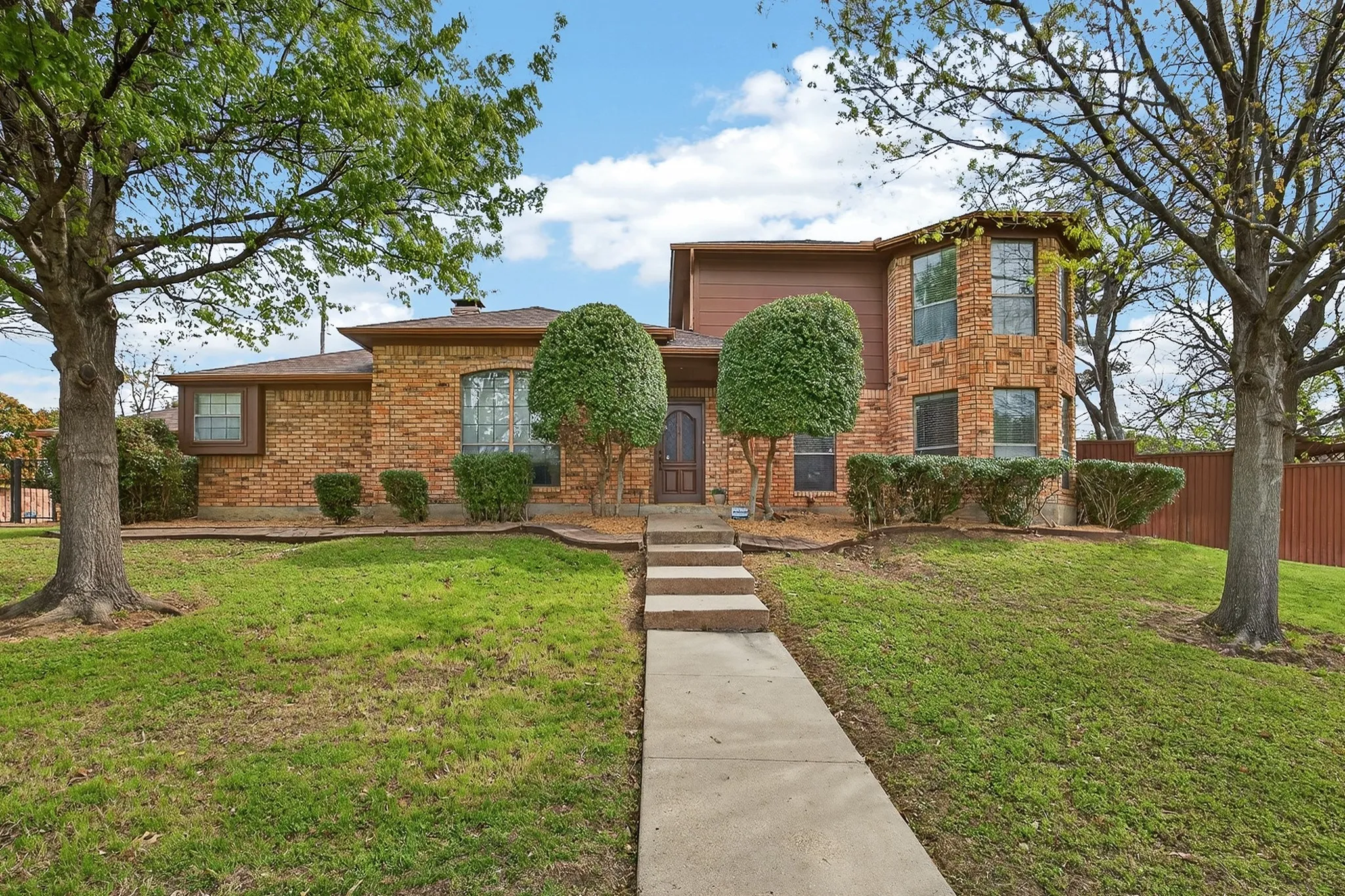 Single Family Residence For Sale in Dallas County , 100 Castle Court, Irving, Texas 75038, 3 Bedroom, 3 Bathroom, 2 Garage spaces, 2,566 Sqft, built in 1983, mls#21210050, Real Estate Agent in Irving, Homes For Sale in Dallas county, Homes For Sale in Irving, Realtor in Irving Texas, Real Estate Brokerage Independent Realty Texas, Luminita Cordes Realtor