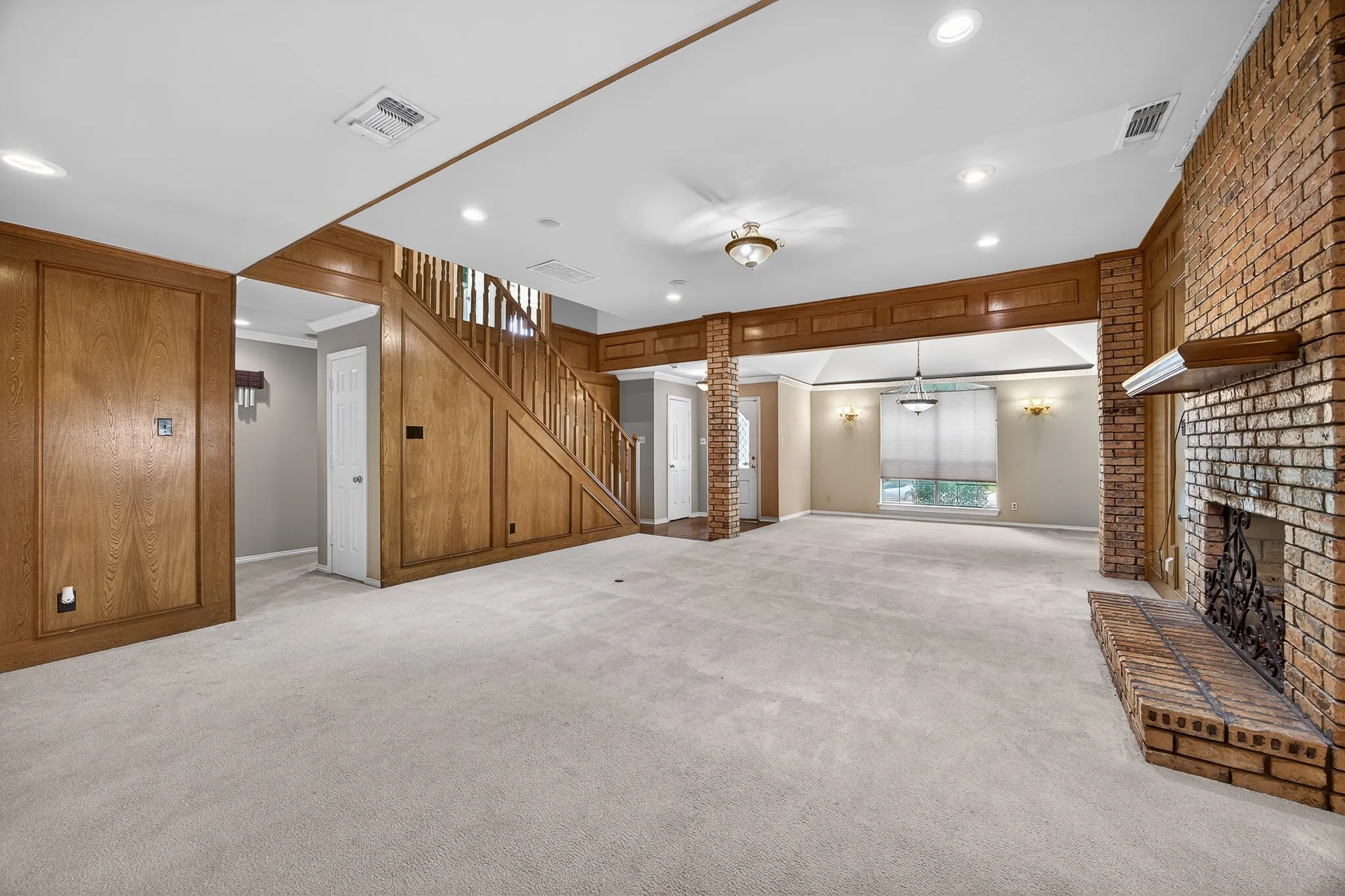 Single Family Residence For Sale in Dallas County , 100 Castle Court, Irving, Texas 75038, 3 Bedroom, 3 Bathroom, 2 Garage spaces, 2,566 Sqft, built in 1983, mls#21210050, Real Estate Agent in Irving, Homes For Sale in Dallas county, Homes For Sale in Irving, Realtor in Irving Texas, Real Estate Brokerage Independent Realty Texas, Luminita Cordes Realtor